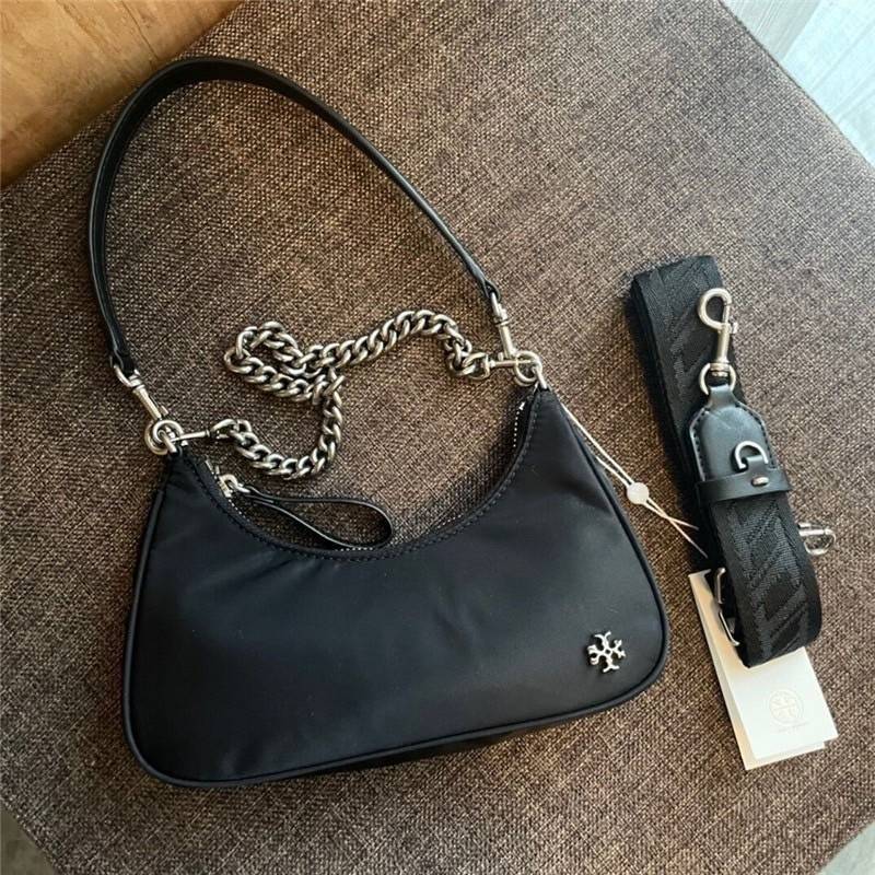 TORY BURCH handbag / TORY BURCH shoulder bag พร้อมส่งที่ไทย Tory Burch 151 Mercer Small Crescent Bag กระเป๋าถือหรือสะพายไหล่ วัสดุNylon อะไหล่เงิน น้ำหนักเบา พกพาสะดวก ใส่โทรศัพท์ iIphone+ ได้ ด้านในโล่งมีช่องเล็กใส่บัตร 2 ช่อง มาพร้อมสายสั้น สายหนัง+สายโ