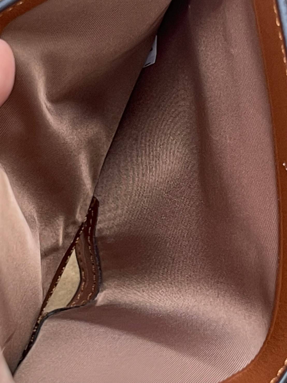 COACH C4117 MEDIUM CORNER ZIP WALLET IN SIGNATURE CANVAS WITH APPLE PRINT ดีไซน์ใหม่ล่าสุด!! คอลเลคชั่นลายพริ้นท์แอปเปิ้ลแดงโดดเด่นบนพื้นลายซิกเนเจอร์ เพิ่มลูกเล่นให้กระเป๋าสตางค์ของคุณ กระเป๋าสตางค์ใบกลาง ขนาดกำลังเหมาะมือ วัสดุหนังแคนวาส ดูแลรักษาง่าย ม