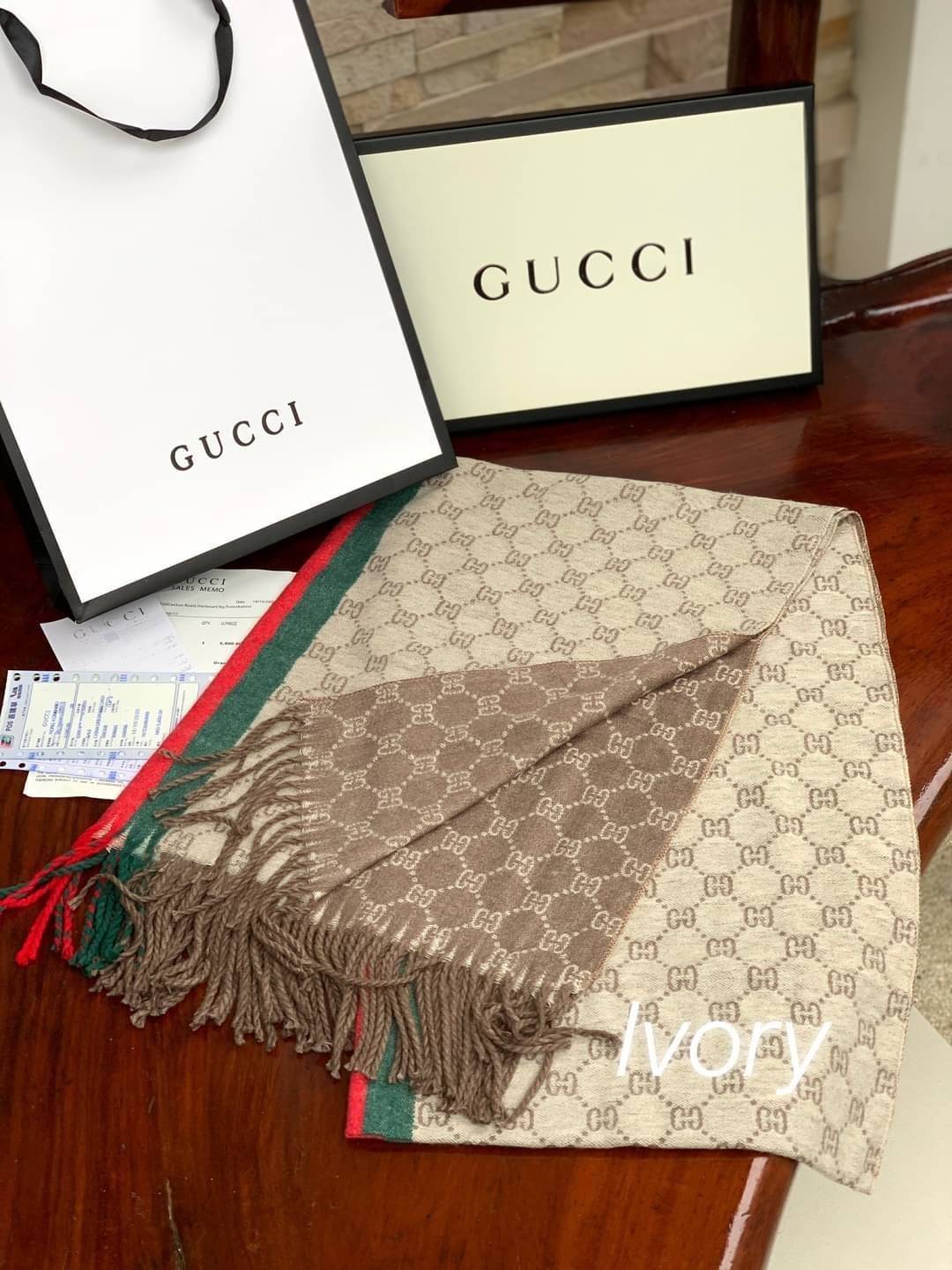 Gucci Classic Print Scarf แบรนด์ดังจากประเทศอิตาลี ด้วยงานพรีเมี่ยมกิ้ฟ ส่งมอบความรู้สึกดีๆให้กับคนที่คุณรัก ในรูปแบบผ้าพันคอและผ้าคลุมไหล่ผืนใหญ่สีสันไม่ฉูดฉาด เหมาะกับชุดที่เป็นทางการหรือลำลองก็ได้ เป็นผ้าที่ให้ความอบอุ่น ถักทอด้วยผ้าcashmere ผ้าเนื้อดี