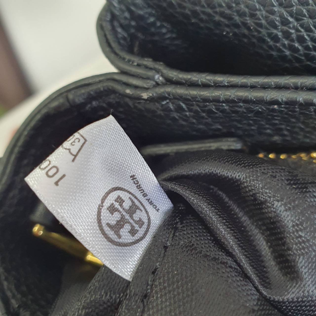 TORY BURCH CROSSBODY BAG กระเป๋าสะพายข้าง **หนังสวยมาก อะไหล่ทองวินเทจ ด้านหน้าประดับโลโก้แบรนด์ เปิดปิดด้วยตัวล็อคหมุน ภายในโล่งกว้างบุผ้าปั้มแบรนด์ มีช่องใส่ของ 3 ช่องใหญ่ พร้อมช่องซิปและที่เก็บบัตร มาพร้อมสายยาวถอด-ปรับระดับได้ ขนาดกำลังดี รีบคว้าด่วนค