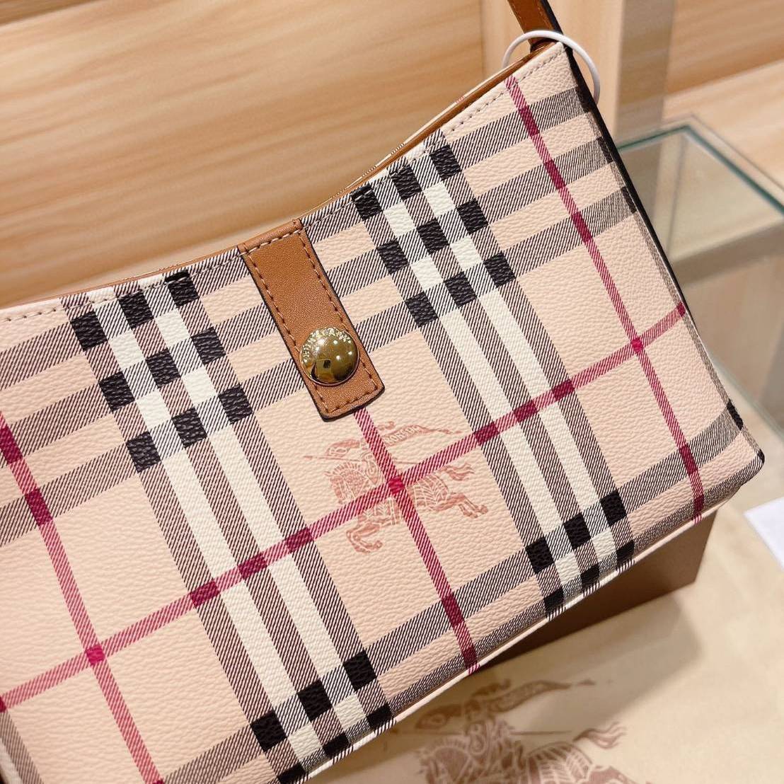 BURBERRY VINTAGE BAG VIP GIFT WITH PURCHASE (GWP) พรีเมี่ยมกิ๊ฟ Limited Edition จากBURBERRY วัสดุหนังPVC หนังนิ่ม กระเป๋าสะพายไหล่ทรงสวย เปิดปิดด้วยกระดุมแม่เหล็กด้านใน ภายในมีช่องใส่ของโล่งกว้าง พร้อมช่องซิปอีกหนึ่งช่อง สามารถใส่มือถือ กระเป๋าสตางค์ยาว ข