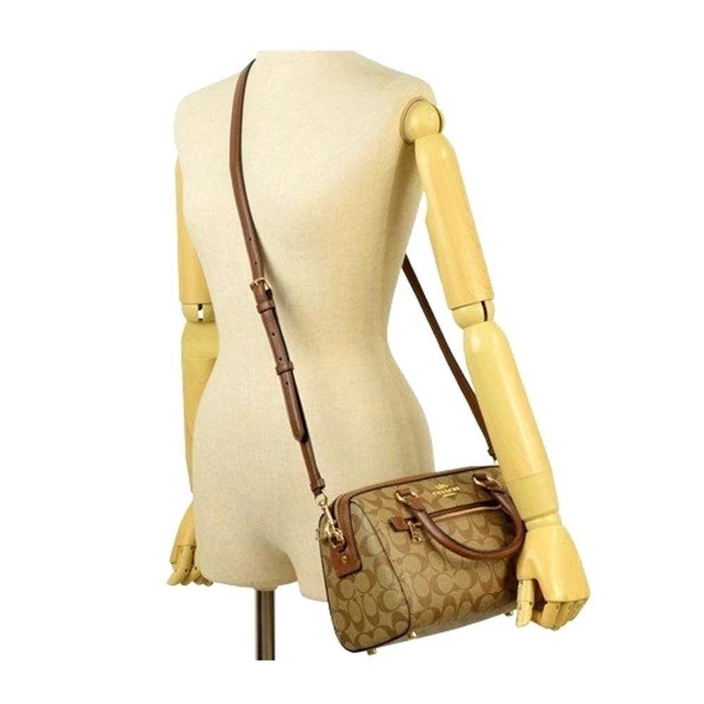 COACH Signature Canvas Rowan Satchel Crossbody จุดเด่นของกระเป๋าทรงsatchel bag คือรูปทรงของกระเป๋าดูแข็งแรง มั่นคง ไม่เสียทรงง่าย มาพร้อมหูหิ้วที่ด้านบนของกระเป๋า ลายแคนวาสที่เป็นซิกเนเจอร์แบบเอกลักษณ์ ช่องใช้งานทุ้งภายในและภายนอก นอกจากนี้ กระเป๋าประเภทน