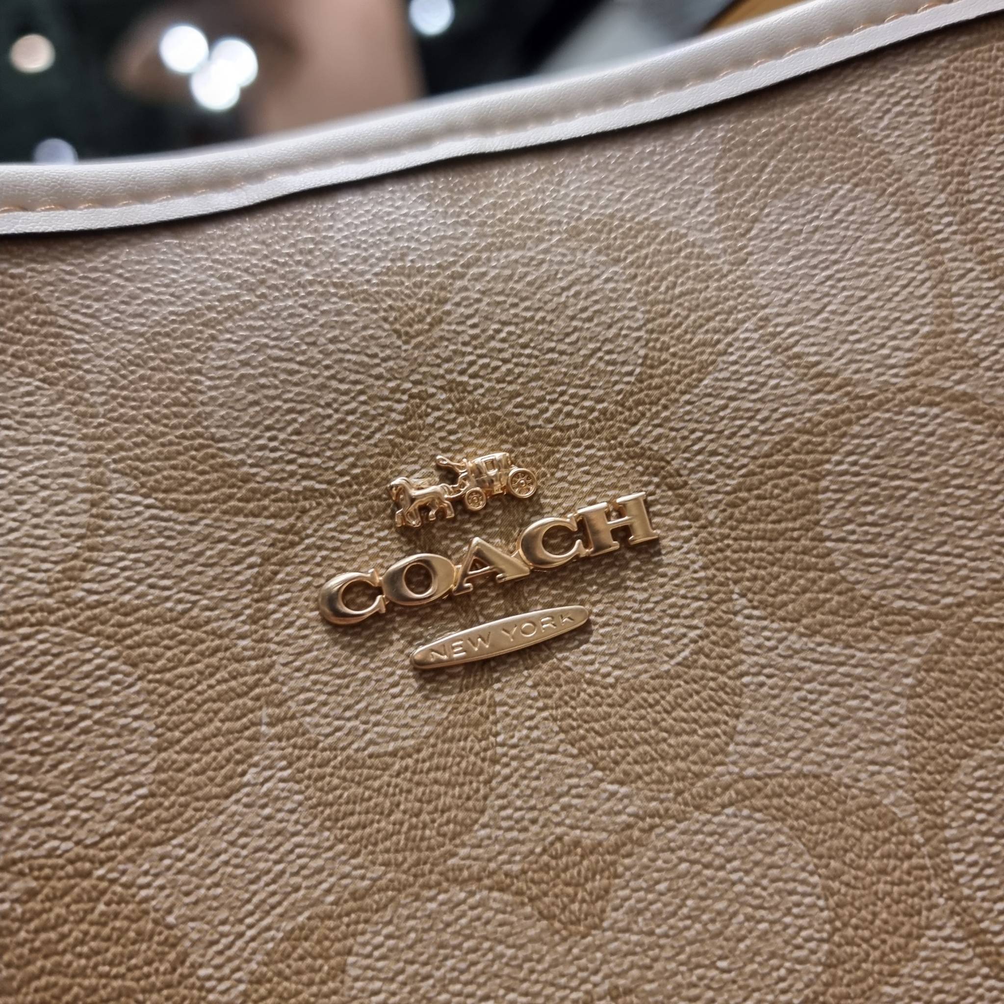 COACH CA607 CITY TOTE IN SIGNATURE CANVAS WITH HORSE AND CARRIAGE PATCHWORK GRAPHIC กระเป๋าทรงโท้ทใบใหญ่ คอลเลคชั่นใหม่ สวยโดดเด่นมากๆ น่ารักน่าใช้ไปอีกด้วยลวดลายซิกเนเจอร์โดดเด่น ใบนี้ใส่ของได้ของครบครัน จุได้แบบไม่ต้องกลัวเต็ม!! วัสดุหนังแคนวาสคุณภาพดี 