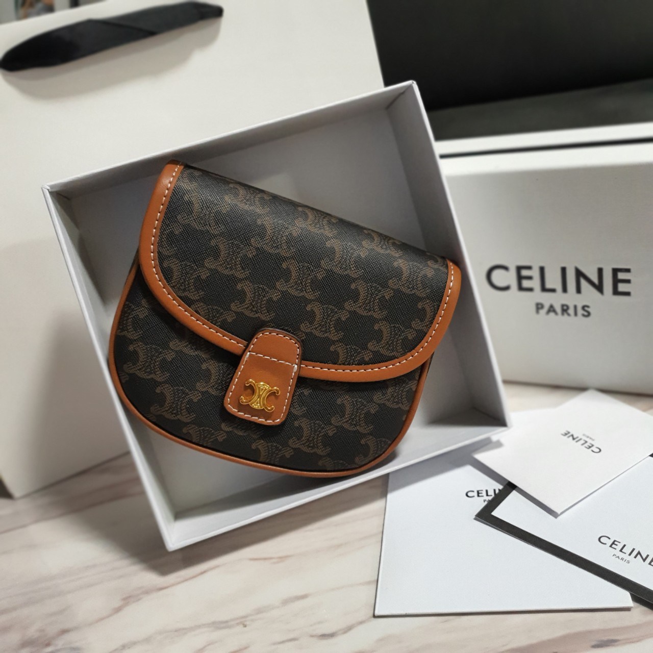 รุ่นใหม่ล่าสุด พร้อมส่งที่ไทยกับ CELINE CROSSBODY BAG VIP GIFT WITH PURCHASE (GWP) พรีเมี่ยมกิ๊ฟ Limited Edition จาก PERFUME DUTYFREE COUNTER กระเป๋าทรงครอสบอดี้ วัสดุหนังทั้งใบ ด้านในเปิดปิดด้วยกระดุม มีช่องใส่ของโล่งกว้าง iphone(เล็ก) ลิปสติก และเงินได้
