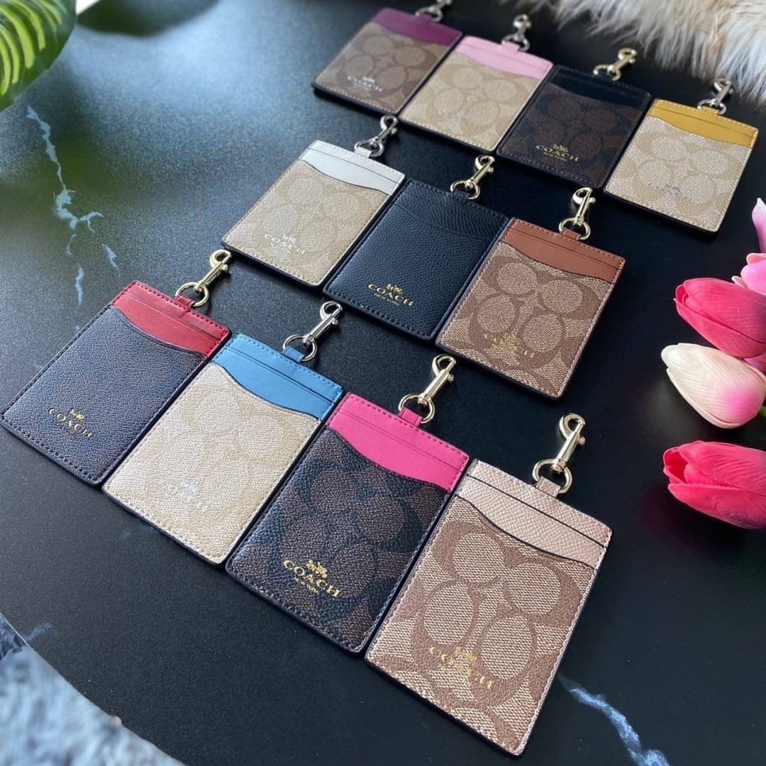 COACH F63274 ID LANYARD IN SIGNATURE COATED CANVAS กระเป๋าใส่บัตรคล้องคอ ลาย C ทั้งใบ ด้านหน้าตกแต่งชื่อแบรนด์ สวยมากกก ใส่บัตรพนักงาน และบัตรต่างๆ มาพร้อมสายคล้องคอ สายถอดออกได้ ตัวกระเป๋ามี 3 ช่องค่ะ