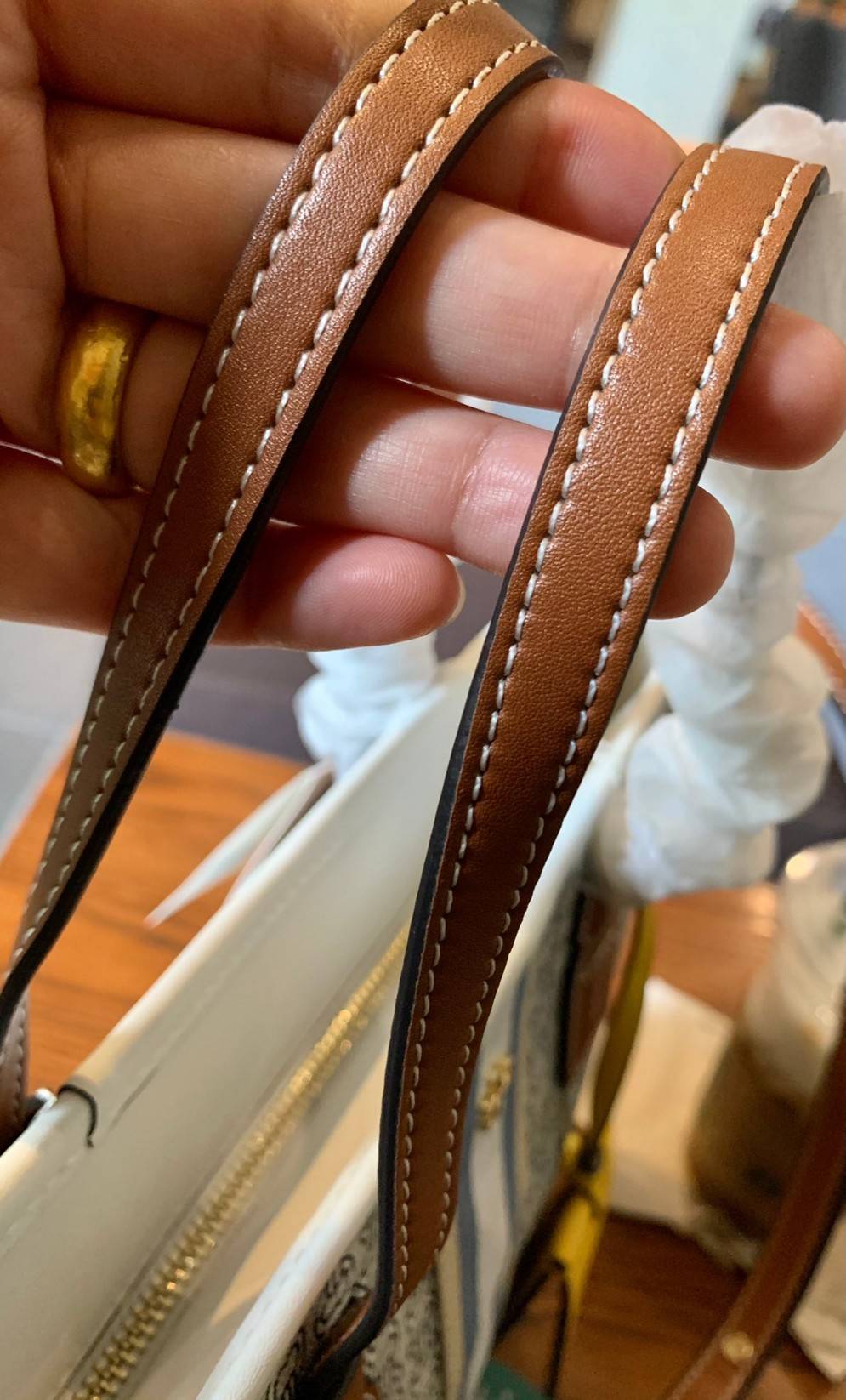 TORY BURCH GEMINI CANVAS SMALL PATCHES TOTE 🔺จุดเด่นของหนังคุณภาพต้องนิ่มสัมผัสได้ ไม่แข็งทื่อๆนะคะ! พร้อมส่งที่ไทย ใช้วันไหนๆก็สวยสุดๆไปเลยค่าา! กระเป๋าทรงTote ไม่เล็กอย่างที่คิดนะคะ😁 หนังแท้ชั้นดี ลายหนังสวยนิ่มมือดีมากค่ะ ตัวกระเป๋าลายโ