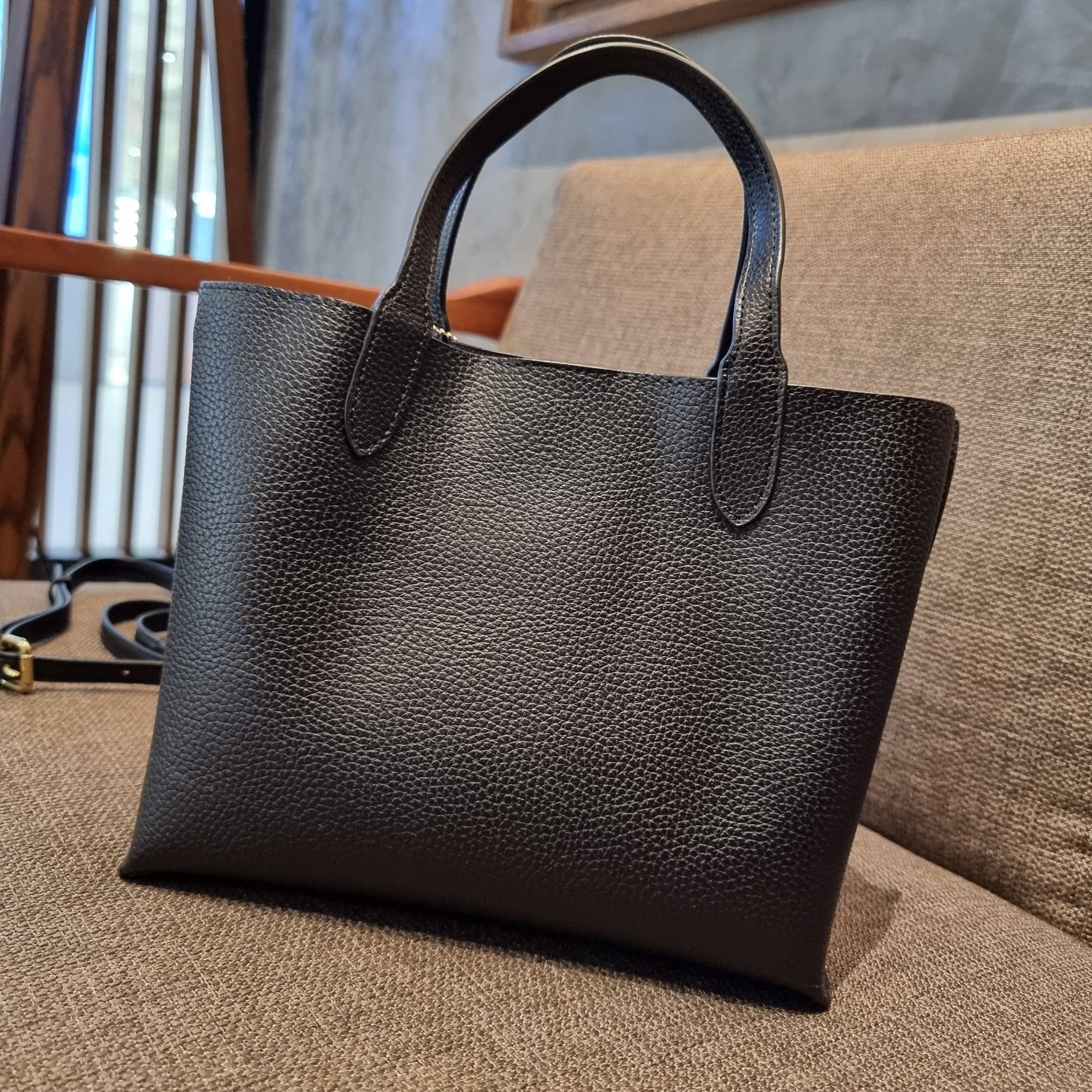 COACH C8561 C8869 WILLOW TOTE 24 IN COLOR BLOCK น้องสาวลุคลูกคุณมาแล้วจ้า กระเป๋าถือ/สะพาย ดีไซน์คัลเลอร์บล็อค ลงตัว เรียบหรู ใบจริงคือผู้ดี๊ผู้ดี ใช่ได้ทุกๆโอกาส วัสดุหนัง pepble อยู่ทรง เปิดปิดด้วยตัวบิดล็อค และอีกฝั่งเป็นกระดุมแม่เหล็ก ภายในโล่งกว้าง ใ