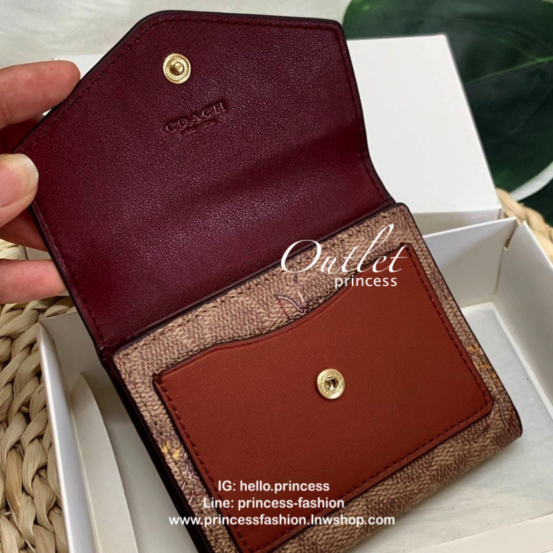 COACH SHOT WALLET BAG กระเป๋าสตางค์ใบสั้น วัสดุหนังแกะสวย ลายน่ารัก ขนาดกำลังดี เปิดปิดกระเป๋าแบบกระดุม ข้างในมีช่องใส่ธนบัตรตามยาวได้ ช่องใส่บัตรต่างๆได้ถึง 9 ใบ พร้อมช่องซิปด้านหลังใส่เหรียญหนึ่งช่องค่ะ เป็นอีกรุ่นที่น่าใช้