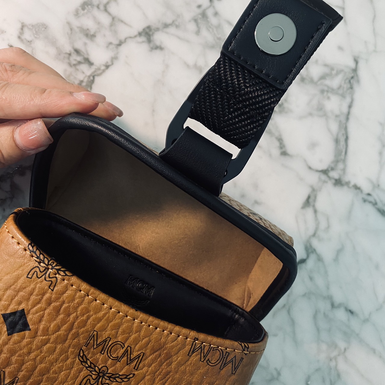 M.C.M Small Aren N/S Crossbody in Visetos Cognac คอลใหม่เอาใจหนุ่มๆ สั่งก่อนหล่อก่อนน้าา!! กับกระเป๋าสะพายข้างสุดชิค ที่ดูดีมีเสน่ห์มากๆ เห็นแล้วก็ต้องหลงแน่นอน