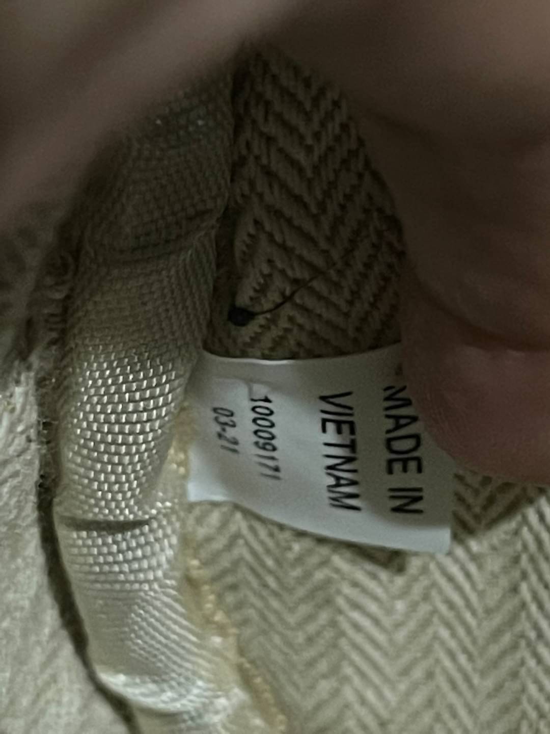 Tory burch Kira Cheron Circle Crossbody กระเป๋าสะพายคาดลำตัวรุ่นนี้โดดเด่นด้วยรูปทรงกลมสุดชิค ขนาดกะทัดรัด พร้อมด้วยหนังกระเป๋าที่ทำจากหนังแท้คุณภาพดี เพราะ Kira Chevron เป็นรุ่นที่ตอบโจทย์และครองใจสาว ๆ ได้อย่างแท้จริง เนื่องจากมีดีไซน์เรียบหรู โดยทางแบร