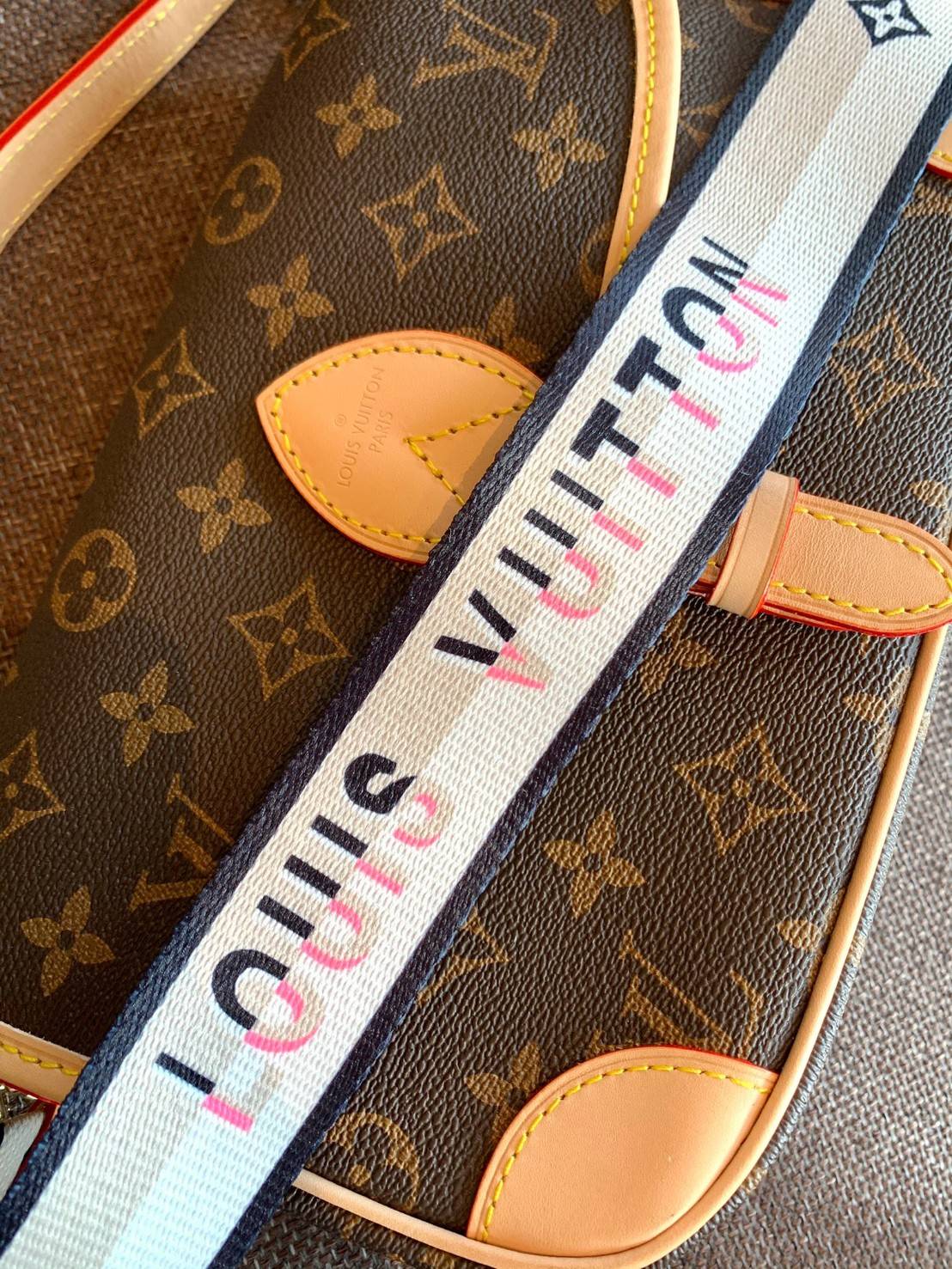 LOUIS VUITTON DIANE MONOGRAM พร้อมส่ง สุดคุ้ม! กับกระเป๋าLV พรีเมี่ยมกิฟ ตปท. หนังแท้ นิ่ม ทรงสวยมากๆค่ะ ((พื้นผิวหนังเป็นการขัดตามธรรมชาติจะมีรอยดำๆตรงขอบหนังนะคะ)) รุ่นนี้มาในลุคสวย หรู ดูชิล เพราะไม่ว่าลุคไหนๆก็เอาจริงๆจ้า! เปิดปิดกระเป๋าแบบกระดุมแม่เห