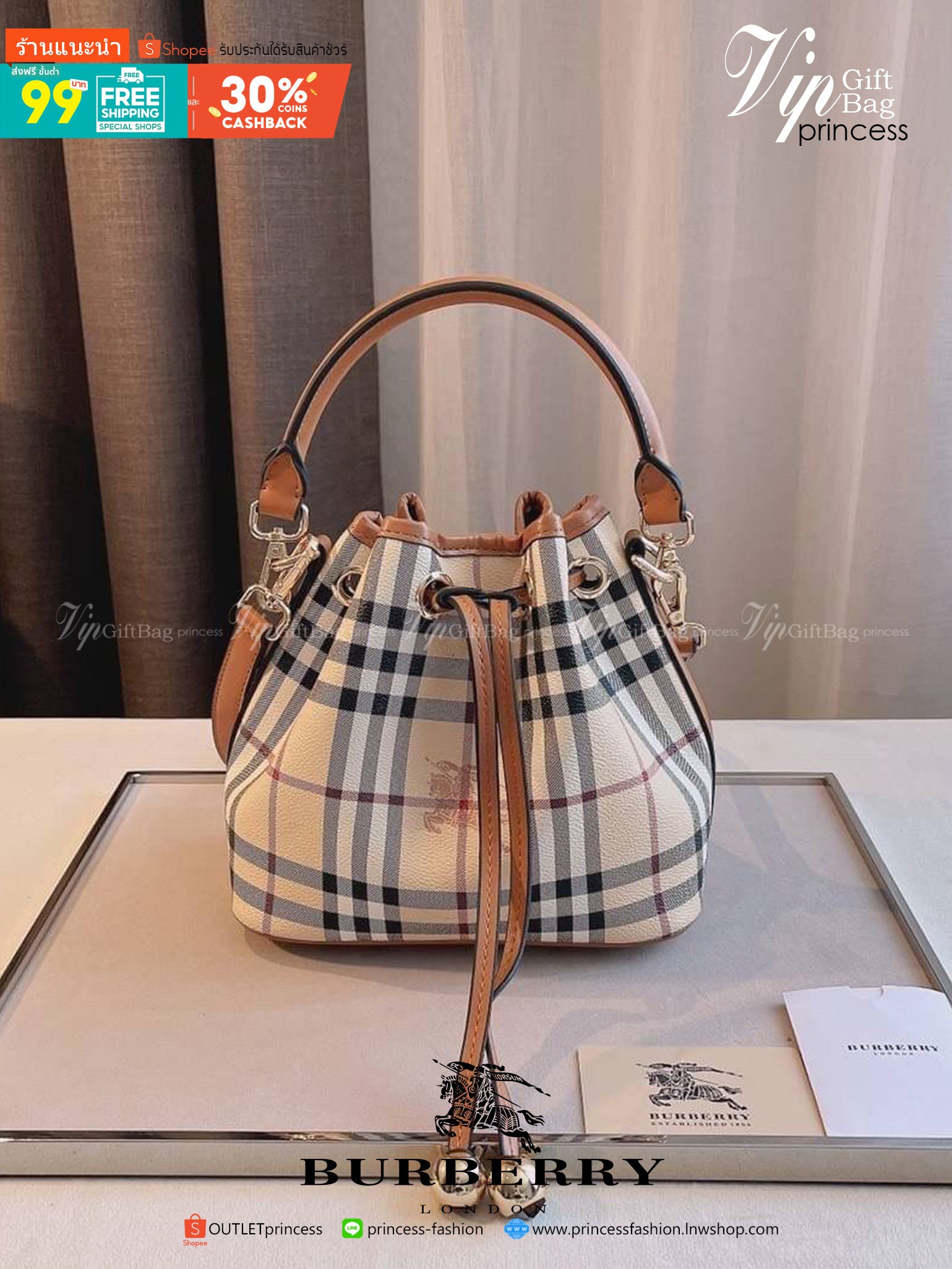 BURBERRY MINI BUCKET VINTAGE LEATHER BAG งานพรีเมียมกิ้ฟท์เคาเตอร์ น้ำหอมจากแบรนด์ วัสดุหนัง PVC ทรงขนมจีบสุดคิ้วท์ เนื้อหนาซับในอย่างดี กระเป๋าสามารถ จุของได้เยอะมาก ด้านในมีช่องซิปพร้อมช่องใส่ของอีกหนึ่งช่อง ถือแล้วสวยมากๆ จุของได้กำลังดี ทรงนี้ต้องมีติ