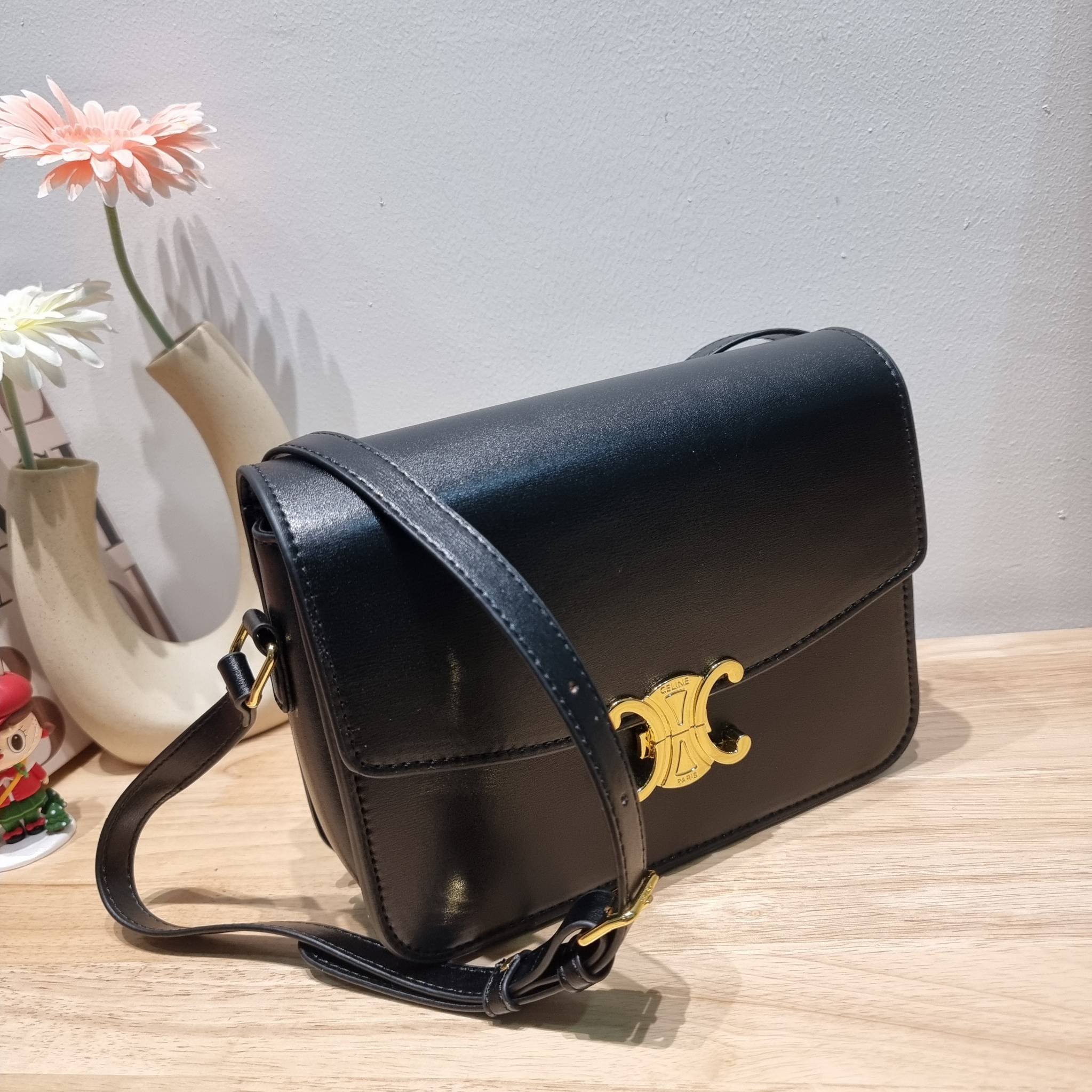 CELINE CLASSIQUE TRIOMPHE BAG IN SHINY CALFSKIN ไอเท็มสุดคลาสสิค ที่ขาดไม่ได้ กระเป๋าสะพายทรงสวยคลาสสิค แฝงความผู้ดี ที่ใช้ได้ทั้งชายหญิง วัสดุหนังคุณภาพดี