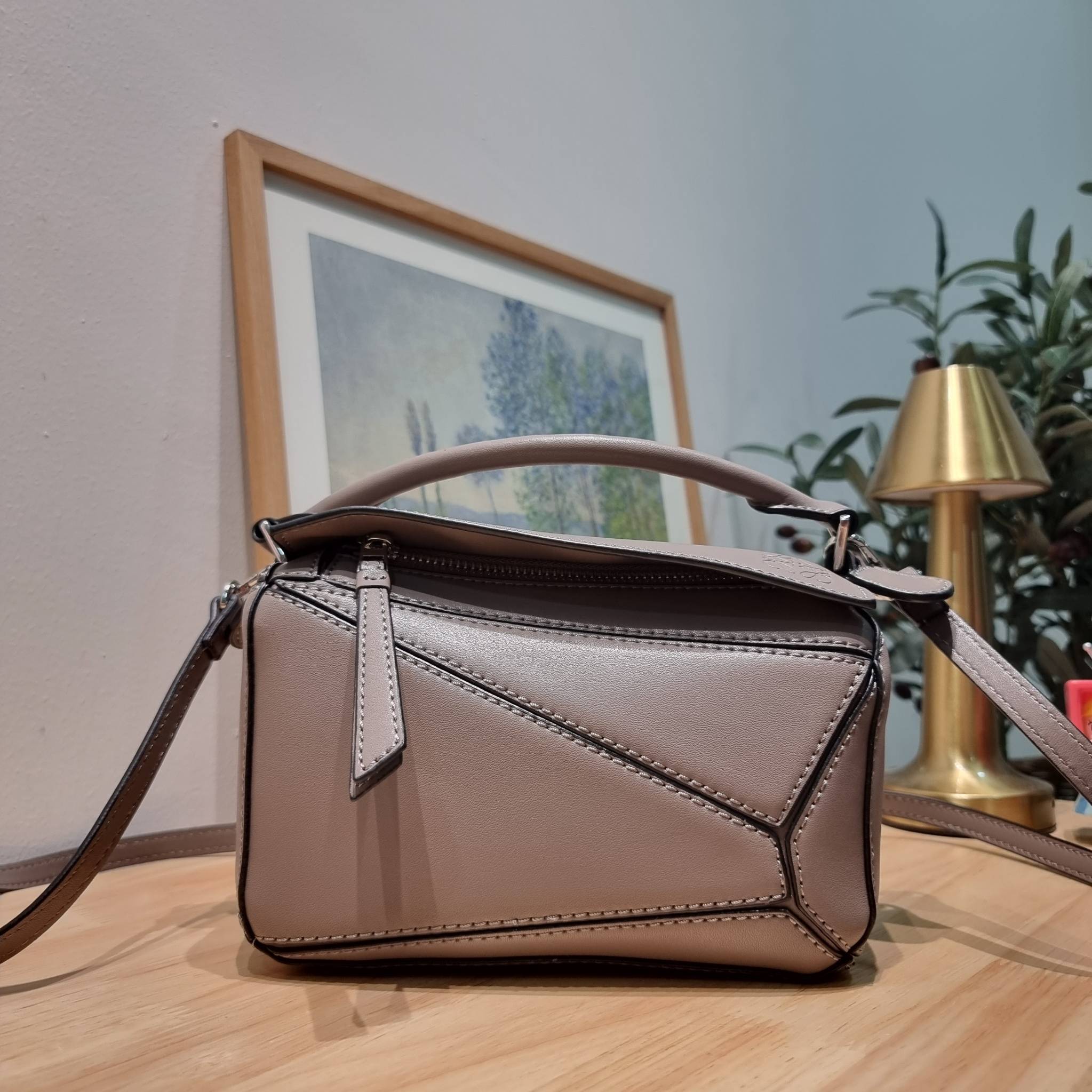 LOEWE MINI PUZZLE BAG IN CLASSIC สุดยอดแบรนด์ที่ดีไซน์เป็นเอกลักษณ์ โดดเด่น สวยหรู กับกระเป๋าสะพายข้างทรงกล่อง ไซส์มินิ สไตล์พัซเซิล ให้ฟีลลิ่งเหมือนตัวต่อคละสี ดูดีได้ทุกที่แค่มีใบนี้