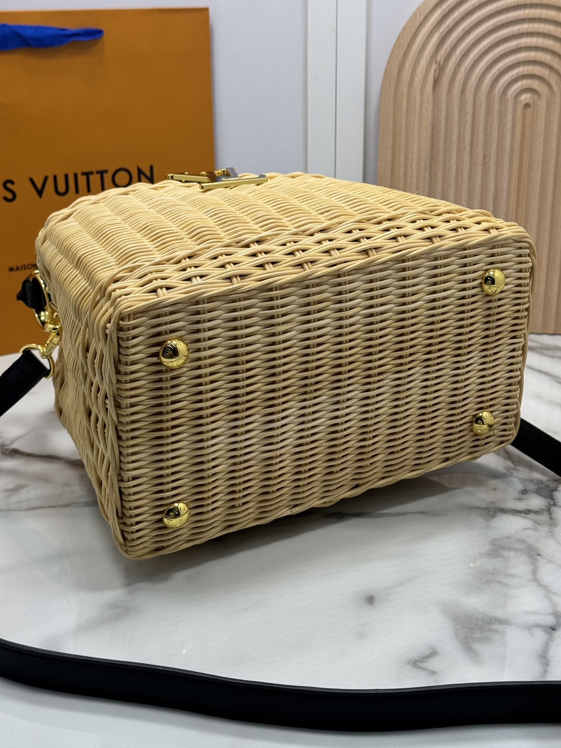 LV Wicker Capucines BB Bag / LV Capucines BB braided rattan Bag กระเป๋าถือพร้อมสายสะพายทรงบัคเก็ตสานขึ้นรูปสวยงามตามรูป เกรดออริ เทียบแท้ 1:1 ใช้งานต่างประเทศได้