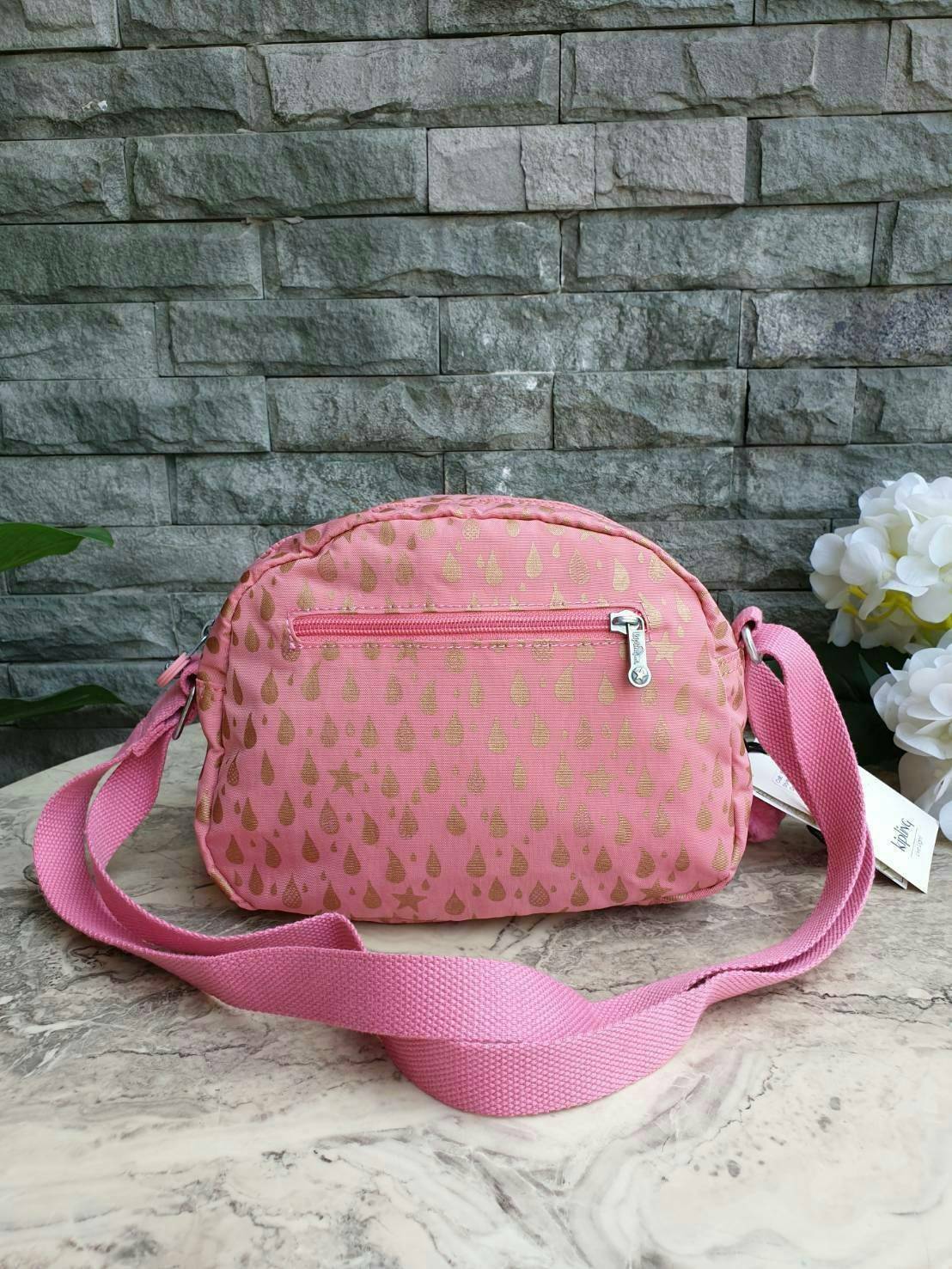 Kipling nylon shoulder bag รุ่น ( K15313 ) >>พร้อมส่งค่ะกระเป๋าสะพายข้างรุ่นใหม่ล่าสุด วัสดุไนล่อน กันน้ำ บุด้วยนวมที่ฐานกระเป๋าเพิ่มความนุ่ม >>รูปทรงสวย ขนาดกระทัดรัด มีช่องกระเป๋าด้านหน้าใส่ของจุกจิกหนึ่งช่อง >>มีช่องซิปหลักนะค่ะ ด้านใ