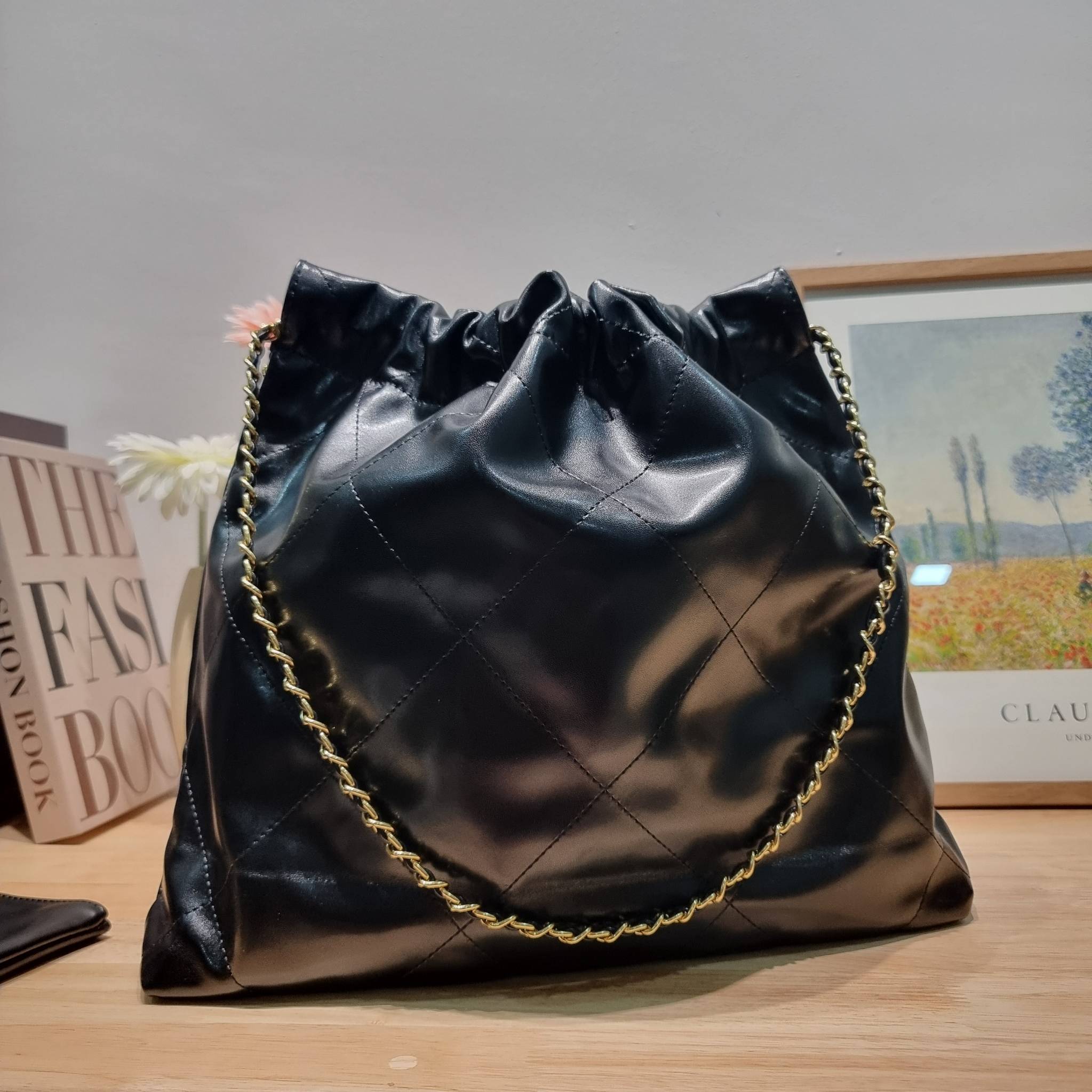 Chanel ss22 Logo CC shopping tote / Chanel 22 handbag มาแรงที่สุดในตอนนี้ก็คือรุ่นนี้เลย ใช้งานง่ายรุ่นนี้สามารถใช้ได้ทั้งผู้หญิงและผู้ชายน้า เกินต้านที่สุดกับไอเท็มนี้ ที่สาวๆหรือใครๆก็ต้องมีแล้ว!! แค่เห็นก็หลงรัก กระเป๋าทรงสวย