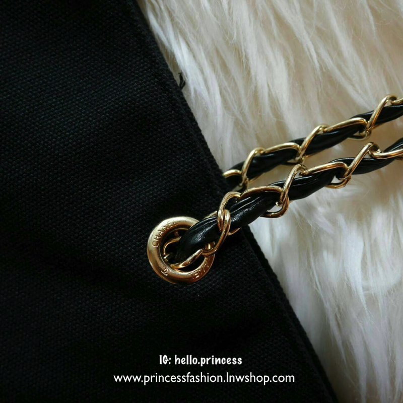 New Arrival!! พร้อมส่งที่ไทย ตามคำเรียกร้อง CHANEL VIP CANVAS TOTE BEAUTY GIFT TOTE CANVAS GOLD HARDWARE CHAIN STRAPS วัสดุทำจากผ้าแคนวาสหนา บุด้วยผ้าซับอีกชั้น ด้านหน้ามีโลโก้แบรนด์ ตรงอะไหล่ปั้มแบรนด์ทุกจุด ตัวสายทำจากโซ่ เรียบ หรู ดูดี ใส่ของได้เยอะมาก