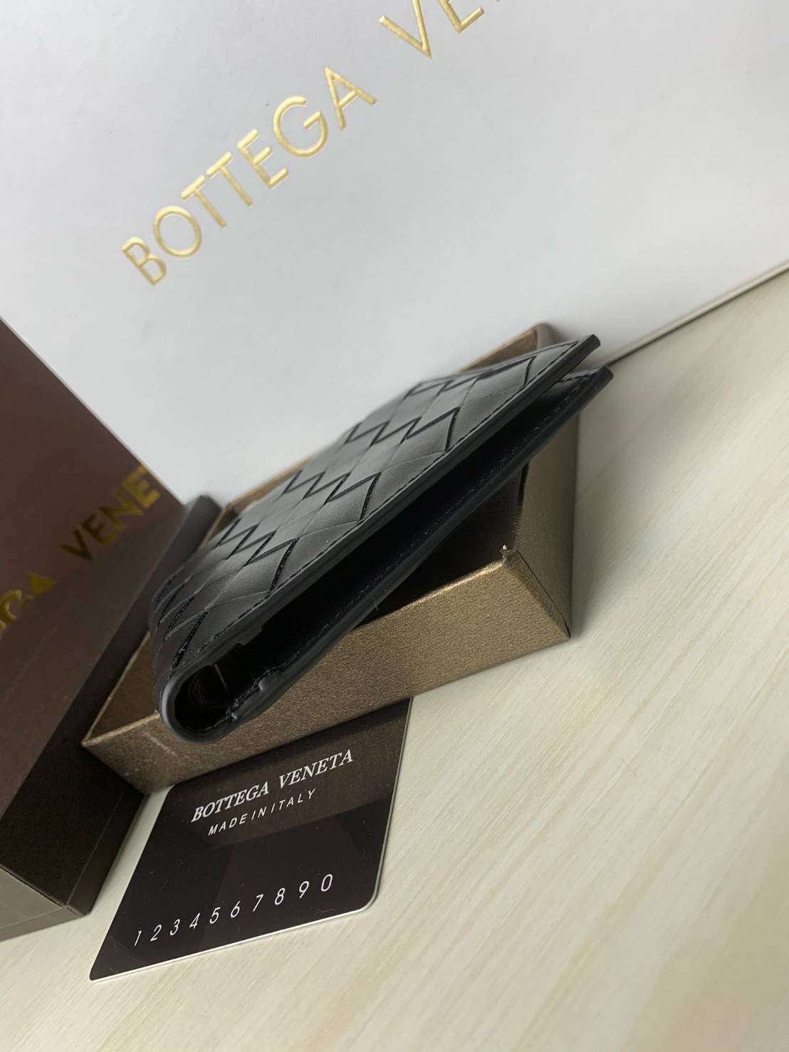 VIP 】BOTTEGA VENATA WALLET กระเป๋าสตางค์ใบสั้นคุณผู้ชาย รุ่นตามหา มาเท่าไหร่ไม่เคยพอเลยค่า เป็นรุ่นคลาสสิกที่หยิบมาใช้งานได้บ่อยที่สุด งานหนังลูกวัวแท้ทั้งใบสวยมากนะคะ ใช้ทนทานได้นานเลยค่ะ ภาพสินค้าถ่ายจากงานขายจริง พร้อมส่งที่ไทยราคาสุดคุ้มห้ามพลาดค่ะ!
