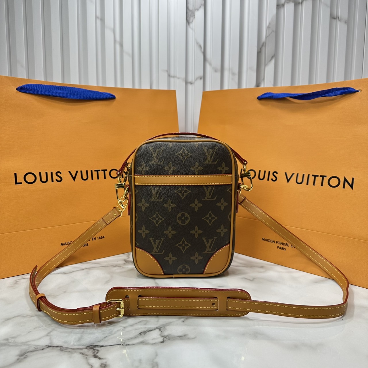 LV Danube bag Monogram Canvas / LV Phone Bag กระเป๋าสะพายทรงแมสเซ็นเจอร์ใบเล็ก ใช้เป็นกระเป๋าใส่โทรศัพท์ได้ ดีไซส์คลาสสิกวินเทจหรูหรา พิมพ์ลายโมโนแกรมขับเน้นลุควินเทจให้โดดเด่นสวยงาม