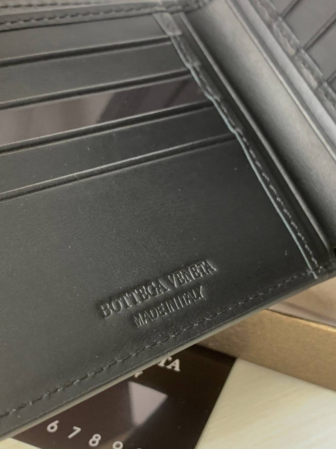 VIP 】BOTTEGA VENATA WALLET กระเป๋าสตางค์ใบสั้นคุณผู้ชาย รุ่นตามหา มาเท่าไหร่ไม่เคยพอเลยค่า เป็นรุ่นคลาสสิกที่หยิบมาใช้งานได้บ่อยที่สุด งานหนังลูกวัวแท้ทั้งใบสวยมากนะคะ ใช้ทนทานได้นานเลยค่ะ ภาพสินค้าถ่ายจากงานขายจริง พร้อมส่งที่ไทยราคาสุดคุ้มห้ามพลาดค่ะ!