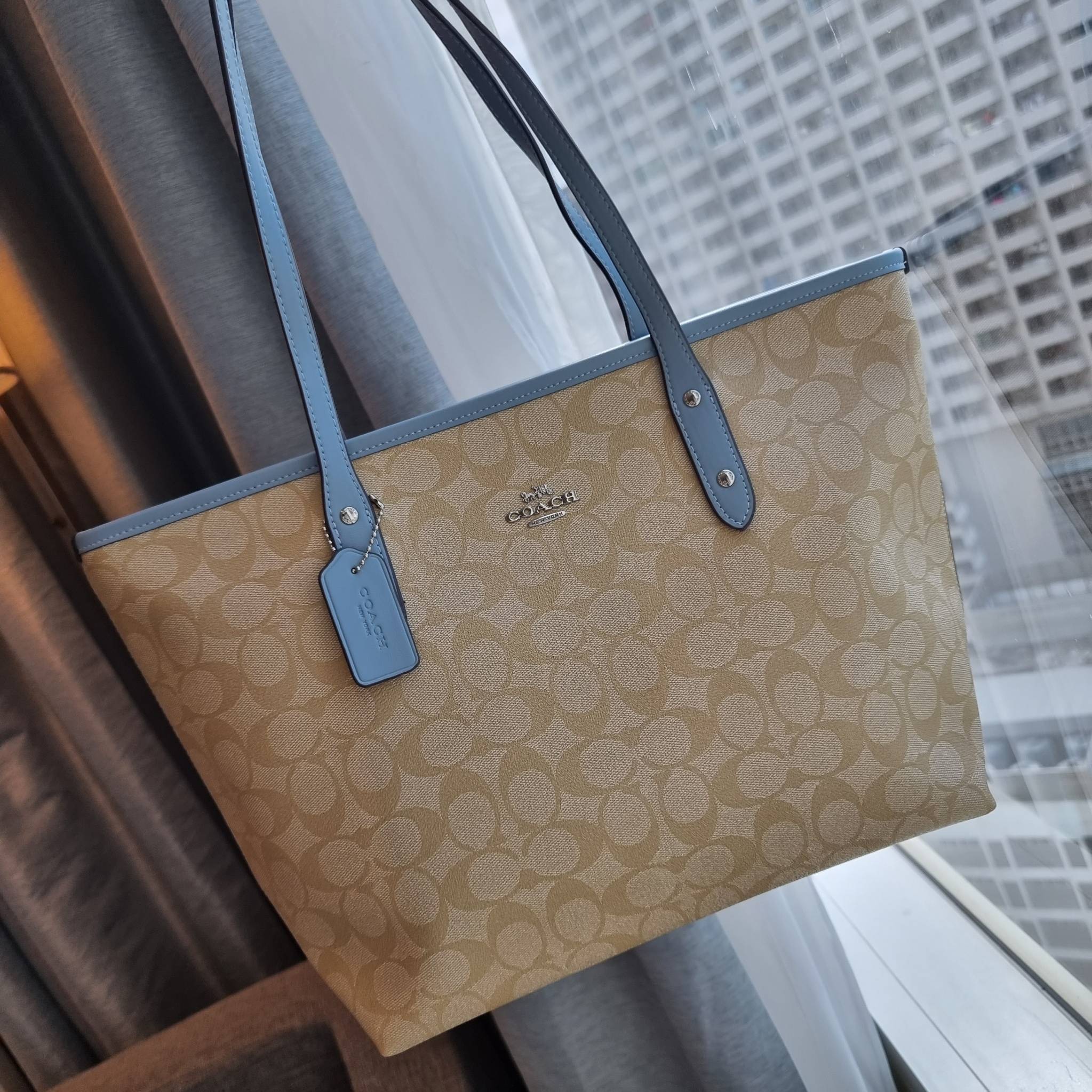 OUTLET 】COACH F58292 CITY ZIP TOTE IN SIGNATURE 16" รุ่นขายดี!! ไซส์ใหญ่ สีสวยมาให้แบบจัดเต็ม!! กระเป๋าถือทรงโท้ทใบใหญ่ สวยน่าใช้ทุกสี สะพายคล้องไหล่ได้เก๋ๆ จุของแน่นๆไปเลยจ้า!! วัสดุหนังแคนวาสคุณภาพ ปากกระเป๋าเปิด-ปิดด้วยซิป กันของหล่นได้ ถือไปไหนก็