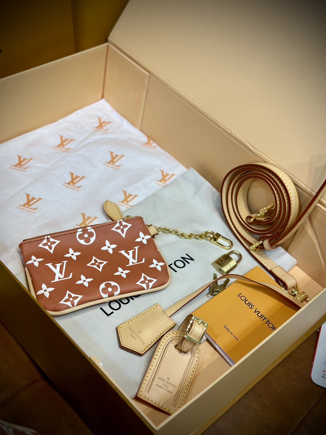 LV Speedy P9 Bandoulière 25 กระเป๋าสะพายสปีดี้รุ่นใหม่หรูหรา กระเป๋าทรงหมอนท็อปฮิตดีไซน์ใหม่ต้อนรับฤดูร้อน โดดเด่นด้วยการตกแต่งลายพิมพ์สดใส รูปทรงสวยตลอดกาล