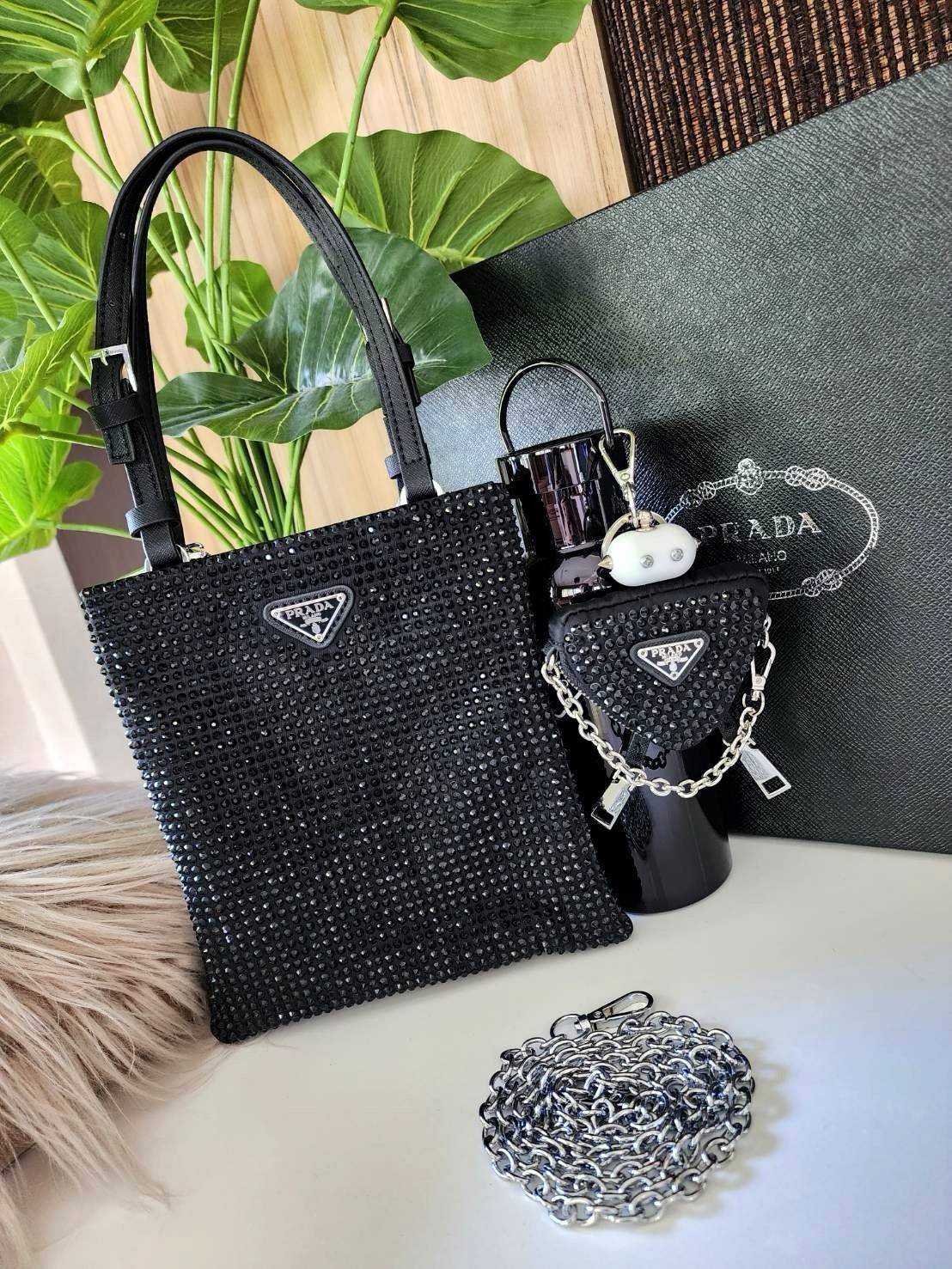 เซทสุดคุ้ม! ซื้อ1ได้ถึง3 PRADA CRYSTALS MINI TOTE BAG WITH KEYCHAIN AND VACUUM BOTTLE VIP สวยหรูดูดี items นี้คุ้มมากๆได้ถึง3อย่างทั้งกระเป๋าสะพาย(พร้อมสายโซ่)+พวงกุญแจ+กระบอกน้ำครบชุด ไอเท็มแนะนำน่าใช้ควรค่านักสะสม