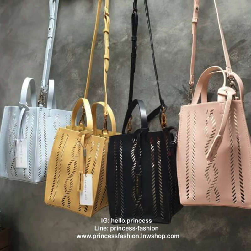charleskeith Laser cut bucket bag กระเป๋าทรงเก๋ วัสดุหนังนิ่ม มาพร้อมกระเป๋าด้านใน มาพร้อมสายสะพายยาวปรับระดับได้ รุ่นนี้น่ารักมากค่ะ ห้ามพลาดเลยนะยูว์....