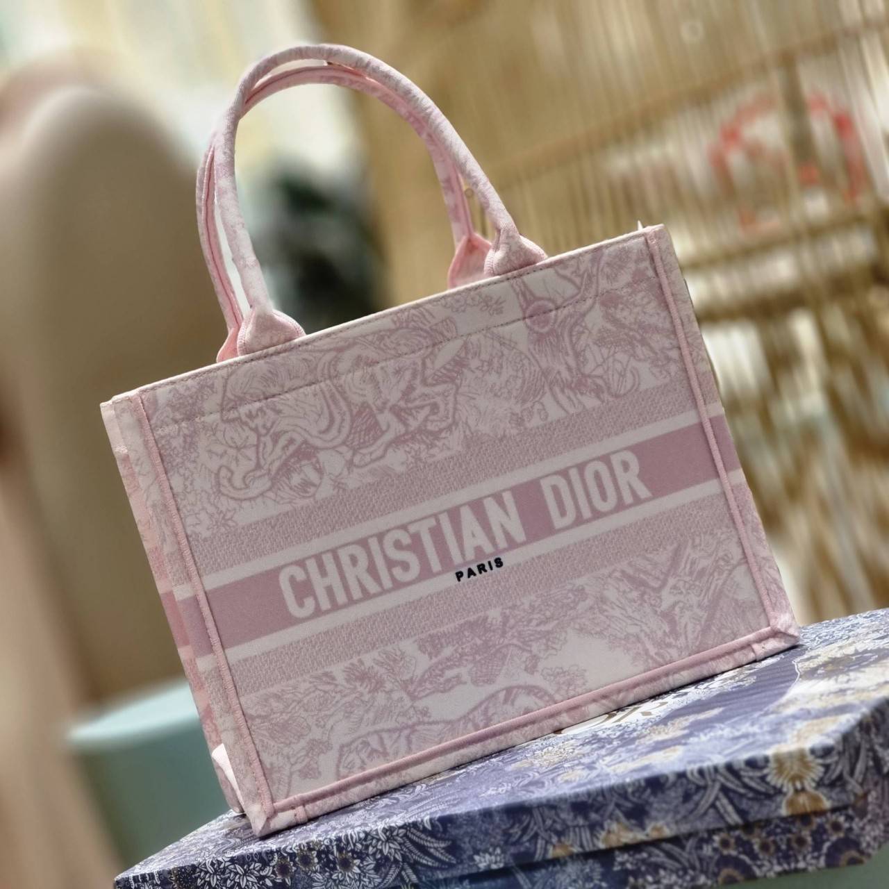 VIP 】HOT ARRIVAL!! DIOR CD SHOPPING BAG WITH GWP กระเป๋าทรงช้อปปิ้งใบใหญ่ จุใจ!! พรีเมี่ยมกิ๊ฟรุ่นดับเบิ้ลฮอต ดีไซน์คลาสสิควินเทจ สวยหรู วัสดุผ้าแคนวาสลายกราฟฟิค ภายในโล่งกว้างมากๆ ใส่ของจุสุดๆ โน้ตบุ้ค ไอแพด กระเป๋าสตางค์ มือถือ หรือเสื้อผ้ายังได้ สะพายค