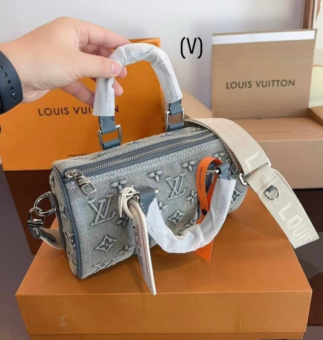 LV Bandouliere 25 Monogram Denim Bag กระเป๋าสะพายทรงหมอนเดนิมซีดสไตล์วินเทจ ปั้มนูนโลโก้ลายโมโนแกรม ใหม่ล่าสุด มาแรงม้าก! -- [รับตัวแทนกระเป๋า]