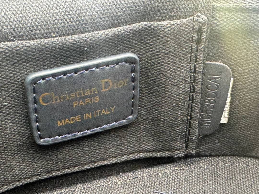 DIOR Mini 30 Montaigne Beauty Case Jacquard Oblique blue กระเป๋าถือ/สะพาย ใส่เครื่องสำอางค์ทรงกล่องสวย ใช้เป็น everyday bag ได้ทุกวัน พกของสำคัญก็ยังได้ ดีไซน์เป็นเอกลักษณ์