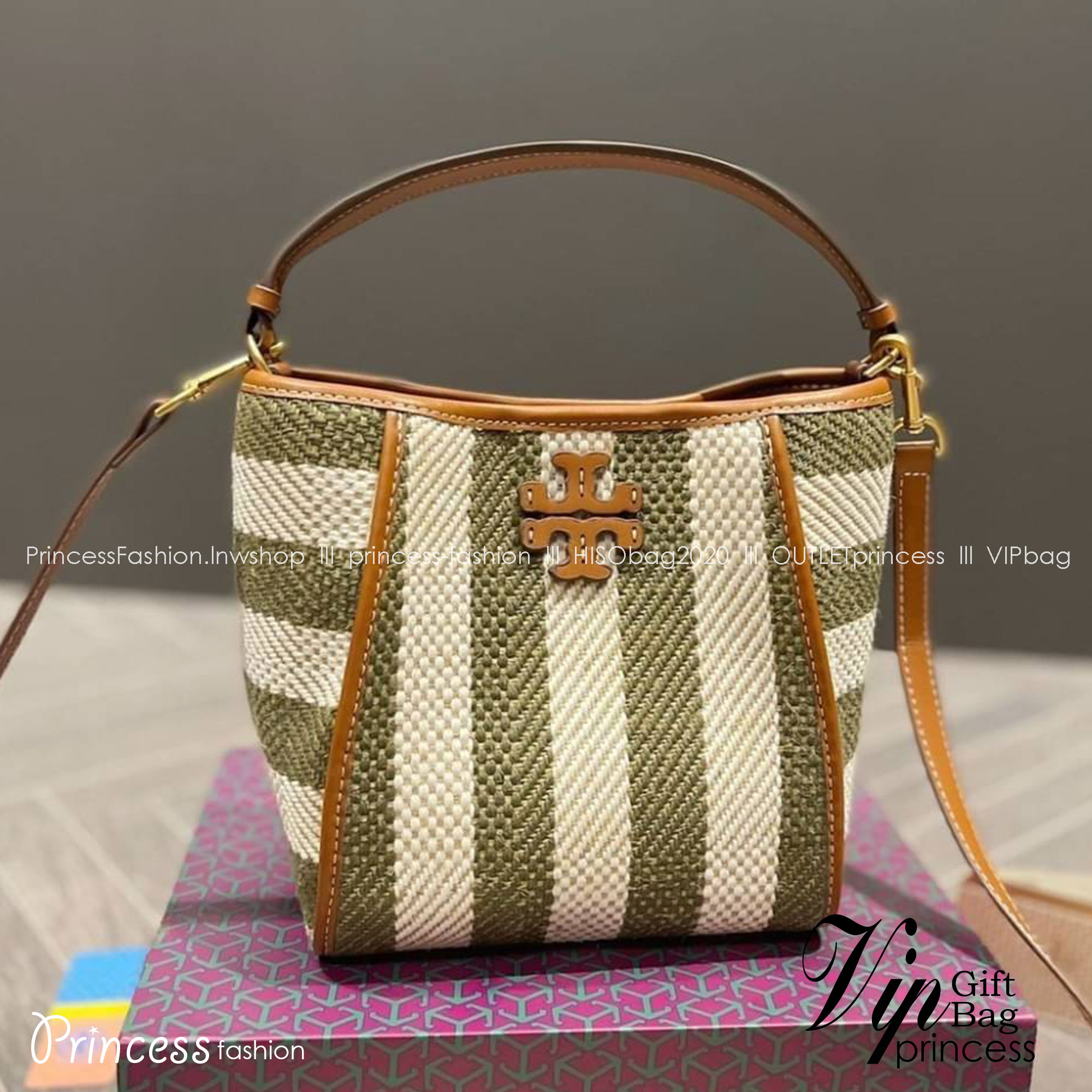 Tory Burch Logo-Plaque Striped Tote Bag - Green / Tory Burch Bucket Bag คอลเลคชั่นใหม่ รูปแบบคลาสสิคโทนเขียว ด้วยวัสดุธรรมชาติสังเคราะห์ พกพาความสวยไปได้ทุกที่ด้วยกระเป๋าทรง Bucket ทันสมัยสุดๆคะ