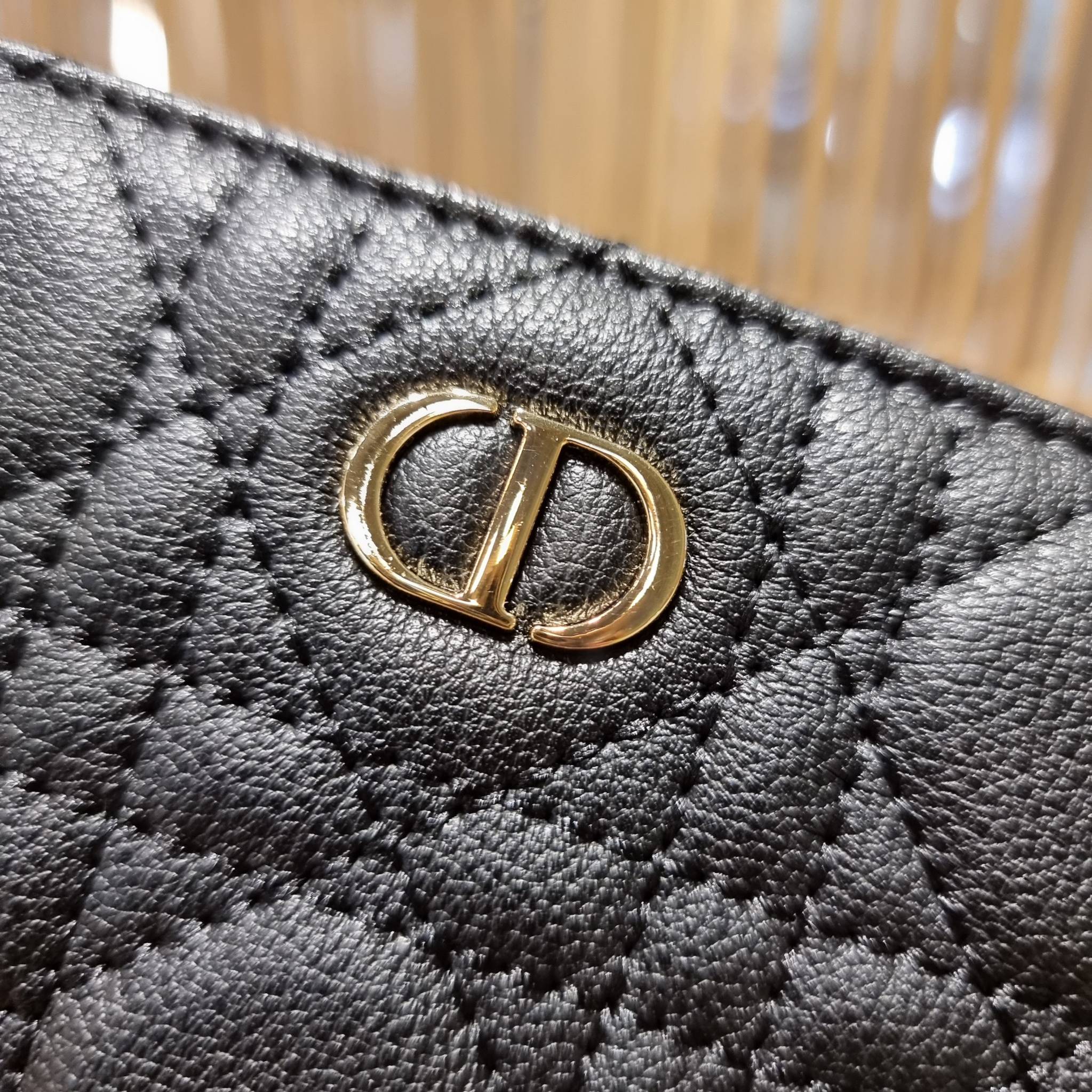 VIP 】CD LONG WALLET WITH GWP ใหม่ล่าสุด กระเป๋าสตางค์ใบยาว พิเศษจาก duty free ใบจริงสวยคม ใช้แล้วรับทรัพย์ ขับผิว วัสดุหนังแท้เต็มใบ สัมผัสดีงาม เปิด-ปิดด้วยซิปรอบ ภายในใส่บัตรได้เยอะ ใส่ธนบัตรได้เต็มที่ มีช่องซิปใส่เหรียญได้ พร้อมส่งความสวยถึงบ้านแบบครบเ