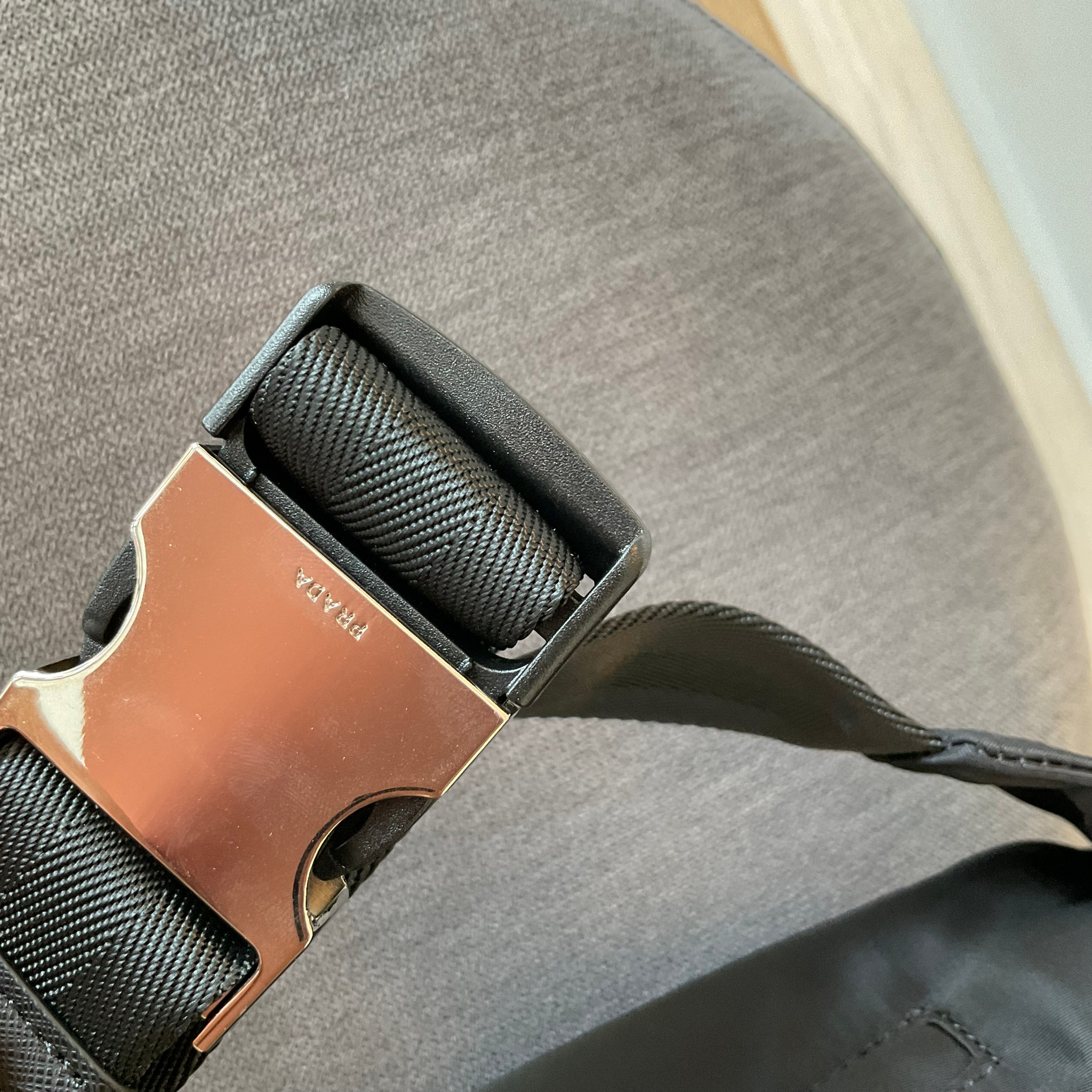 Prada Nylon Belt Bag รุ่นยอดฮิต! กระเป๋าคาดอก น้ำหนักเบา ดีไซน์เป็นเอกลักษณ์ เหมาะกับสายStreet มากๆค่ะ ทรงสาย จุของได้เยอะ ด้านหน้าประดับมีป้ายโลหะโลโก้แบรนด์