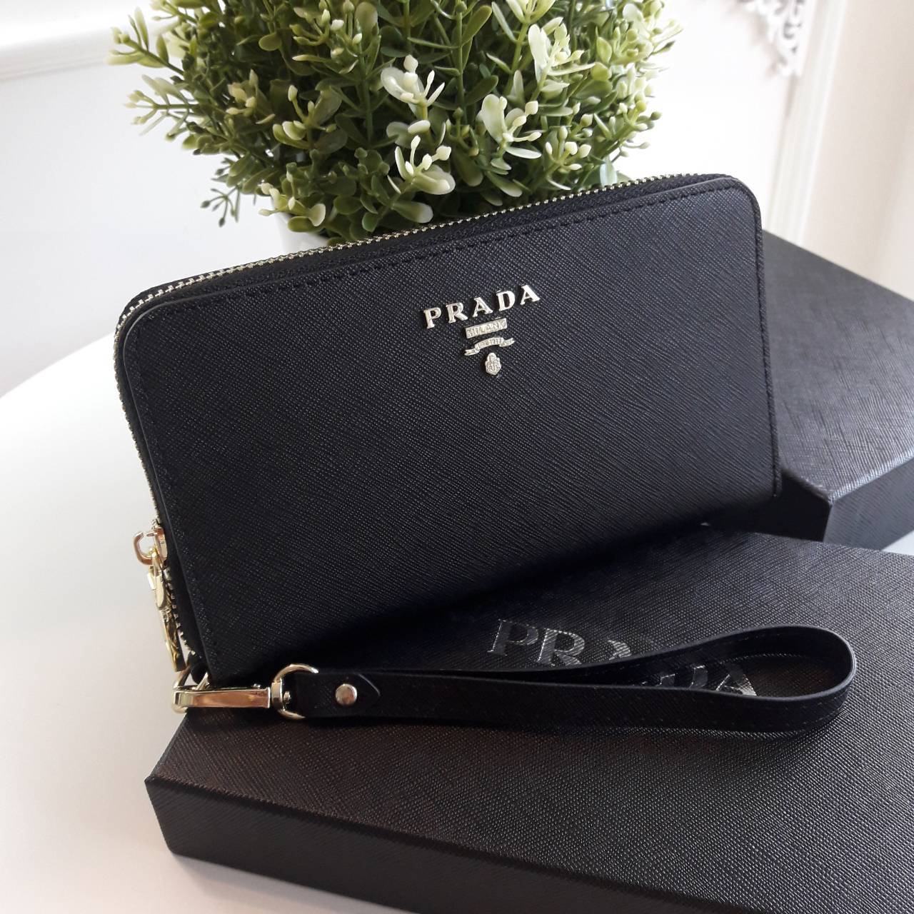 New arrival ! รุ่นที่รอคอย เข้าแล้วค้า กับ Prada Wallet Saffiano กระเป๋าสตางค์ซิปรอบ รับทรัพย์ **พร้อมสายคล้องมือ เปิดปิดด้วยซิป อะไหล่ทอง ปั้มแบรนด์ ทั้งใบ **จุดเด่น มีช่องใส่มือถือ ได้ถึง iphone7+ ใส่บัตรได้หลายช่อง ด้านในมีช่องซิปแยกอีก1ช่อง แถมยังมี ช