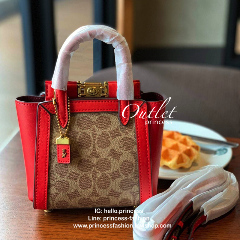 COACH TROUPE TOTE SIGNATURE CROSSBODY BAG กระเป๋าสะพายข้าง/ crossbody size mini หนังแท้ลาย C อะไหล่ทอง vintage เปิดปิดกระเป๋าแบบหมุนล็อค แม่เหล็กในตัว ภายในโล่ง ใส่ wallet สั้น มือถือทุกรุ่น ซัปในเป็นหนังกลับอย่างดี พร้อมสายสะพายถอด ปรับระดับได้ค่ะ