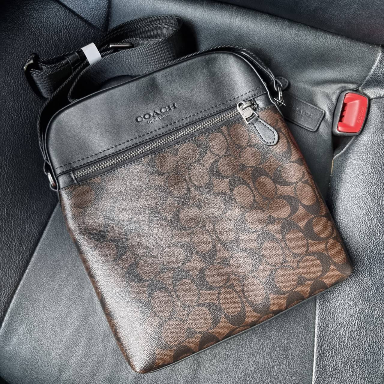 COACH F73336 HOUSTON FLIGHT BAG IN SIGNATURE CANVAS รุ่นนี้หนุ่มๆเค้ารู้กัน!! ขายดีตลอดกาล!! คลาสสิคไม่มีใครเกิน!! กระเป๋าสะพายข้างทรงแมสเซ็นเจอร์ยอดฮิต ทรงสวย ดูดี วัสดุหนังแคนวาสเคลือบลายสลับหนังแท้ เปิด-ปิดด้วยซิป ด้านหน้าและหลังสามารถใส่ของได้ ภายในแบ