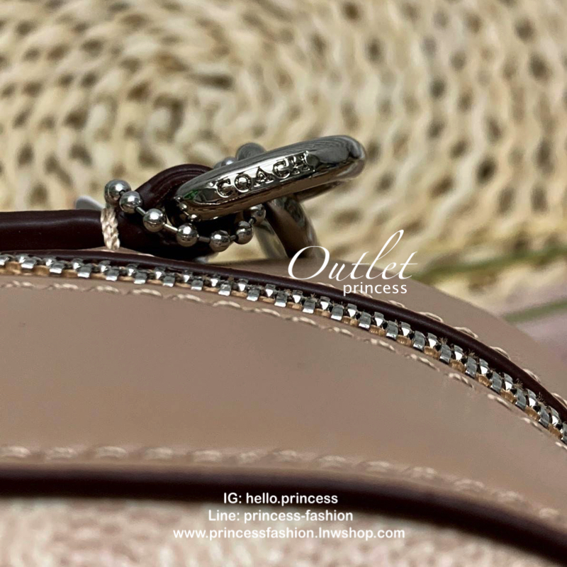 COACH SIGNATURE CROSSBODY BOX BAG ((F31208)) 🔺สินค้าขายดี กระเป๋าสะพายวัสดุหนังแท้ จาก coach factory outlet หนังนิ่ม ทรงสวย ตัวกระเป๋าลายแบรนด์ ตัดขอบหนังเรียบได้สวยงามค่ะ ด้านหน้า-หลัง มีช่องสำหรับใส่ของ เปิดปิดกระเป๋าแบบซิป ที่จับเป็นพวงหนังอะไห