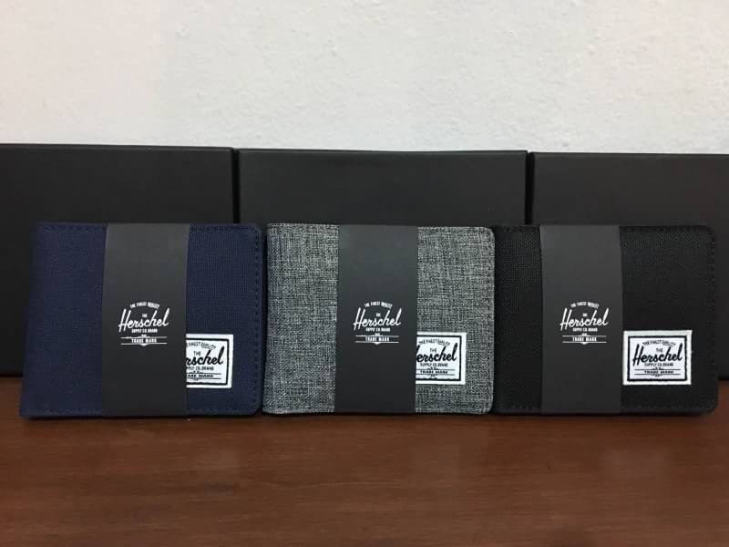 กระเป๋าสตางค์ Herschel Roy Wallet Coin (มีช่องใส่เหรียญ) การออกแบบก็เน้นใช้งานพกสะดวกกระเป๋าสตางค์ใบไม่ใหญ่ขนาดมาตราฐาน ช่องใส่บัตร 3 ช่อง ช่องใส่เหรียญ 1 ช่อง ช่องเก็บของหลังช่องใส่บัตรกับเหรียญอีกข้างละ 1 ช่อง ช่องใส่ธนบัตร 1 ช่อง