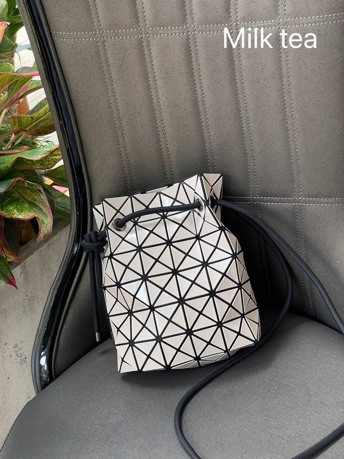 Baobao Issey Miyake Wring Small Bag กระเป๋าสะพายครอสบอดี้พร้อมสายรูดเปิดปิด สามารถปรับความยาวของสายได้ตามสไตล์ความชื่นชอบ ด้วยดีไซน์ทรงน่ารัก เหมาะสำหรับให้สาวๆหยิบใช้ในวันสบายๆ แต่เต็มเปี่ยมไปด้วยความคล่องแคล่ว ไฮไลต์ของซีซั่นนี้คือกระเป๋าที่มาพร้อมกับเช