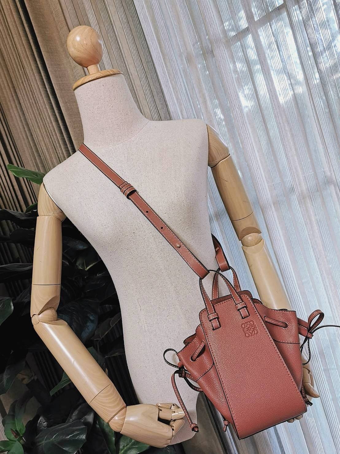 LOEWE HANDLE & SHOULDER BAG GIFT WITH PURCHASE (GWP) กระเป๋าถือหรือสะพายหนังแท้พรีเมี่ยมกิ๊ฟ Limited จาก LOEWE PERFUME DUTYFREE รุ่น Rare items สุดๆวัสดุหนังแท้ Calfskin หนังสวยดีไซน์คงเอกลักษณ์แบรนด์ สามารถปรับใช้ได้หลายทรงด้านข้างมีหูรูดปรับขยายทรงได้ภา