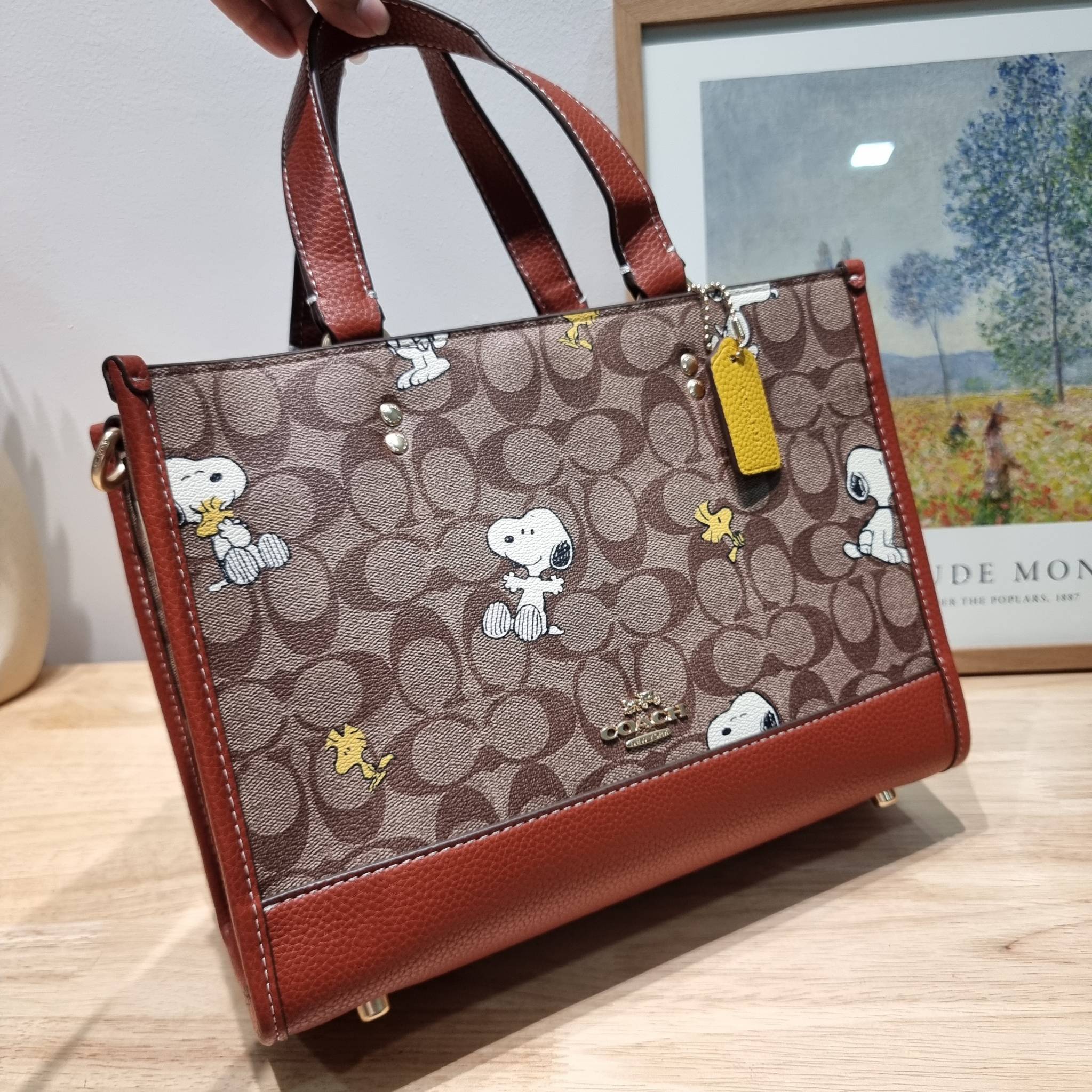 Coach X Peanuts Dempsey Carryall In Signature Canvas With Snoopy Woodstock Print CE862 คอลเลคชั่นใหม่ น่ารักเกินต้านไปมาก!! กับกระเป๋าทรงโท้ท ไซส์ใหญ่ ดีไซน์ลวดลายการ์ตูนยอดฮิต ที่ใครๆก็ต้องรู้จัก พิมพ์คมชัดลงบนหนังแคนวาส ตัดสลับด้วยหนัง pepble เพิ่มดีเทล