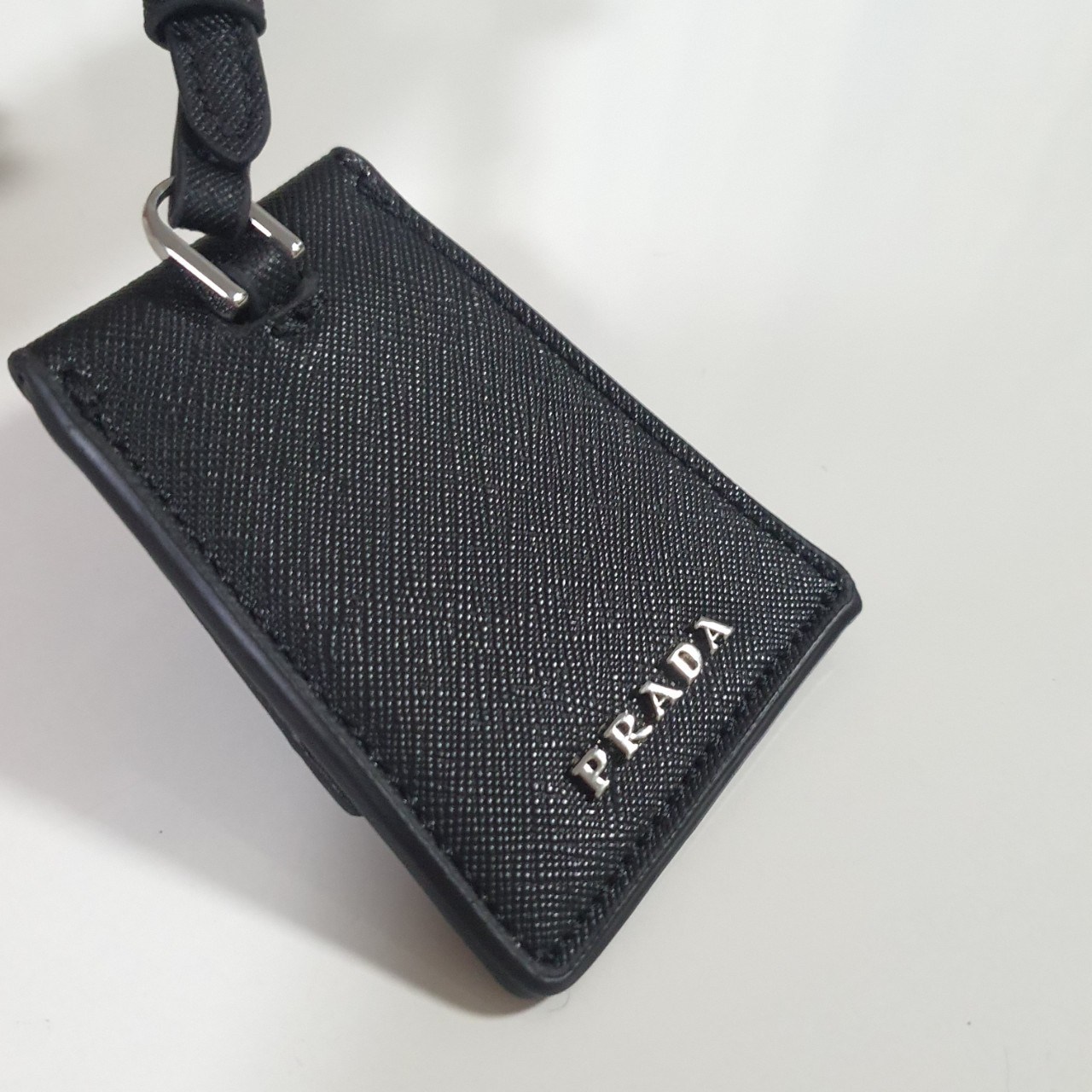 สินค้าใหม่!! NEW ARRIVIAL **ทรงขนมจีบไซส์ใหญ่ 🐰 งานพรีเมี่ยมกิ้ฟ จากเคาเตอร์ต่างประเทศ จากแบรนด์ PRADA วัสดุ NYLON สลับหนัง SAFFIANO ดีไซน์สวยหรูมากค่า เนื้อหนาซับในอย่างดี อะไหล่เงินทั้งใบ จุดเด่นคือ กระเป๋าสามารถ จุของได้เยอะมาก ด้านในมีช่องใส่ข