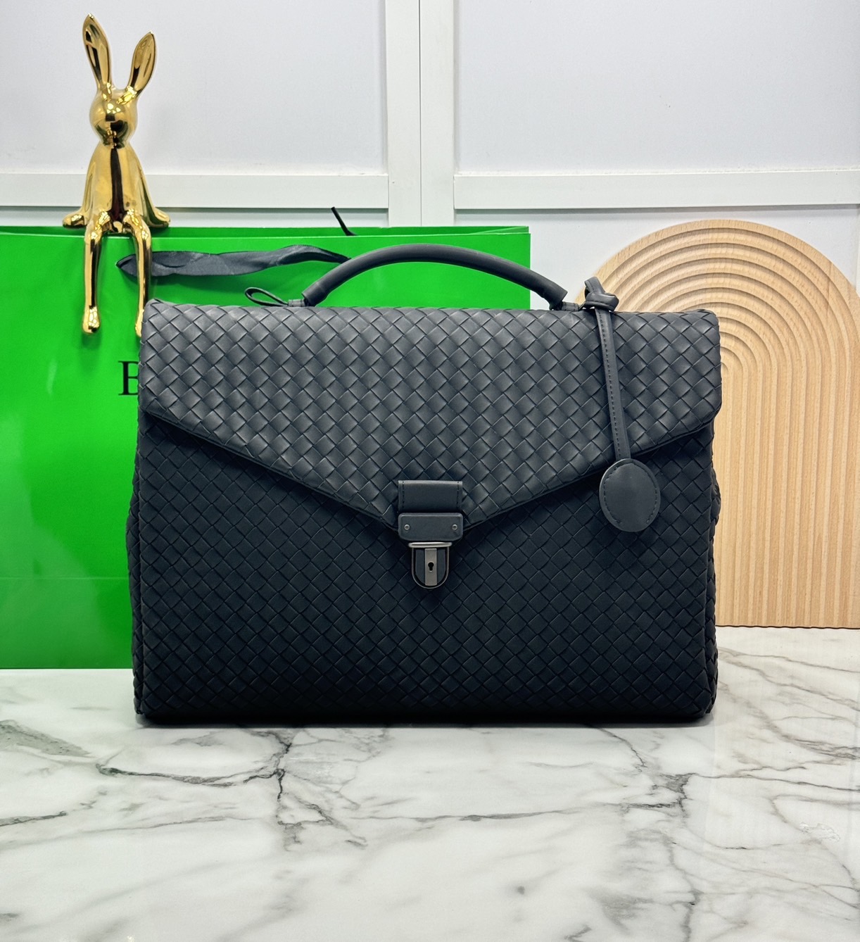 ORI หนังแท้ | Bottega Intrecciato Briefcase business Handbag / Bottega Messenger Bag กระเป๋าใส่เอกสาร กระเป๋าทรงแมสเซ็นเจอร์ สวยเรียบหรูคลาสสิกเป็นเอกลักษณ์ โดดเด่นด้วยงานสานตาราง ดีไซน์เรียบง่าย แต่ดูแพง ไอเท็มสุดปัง!!