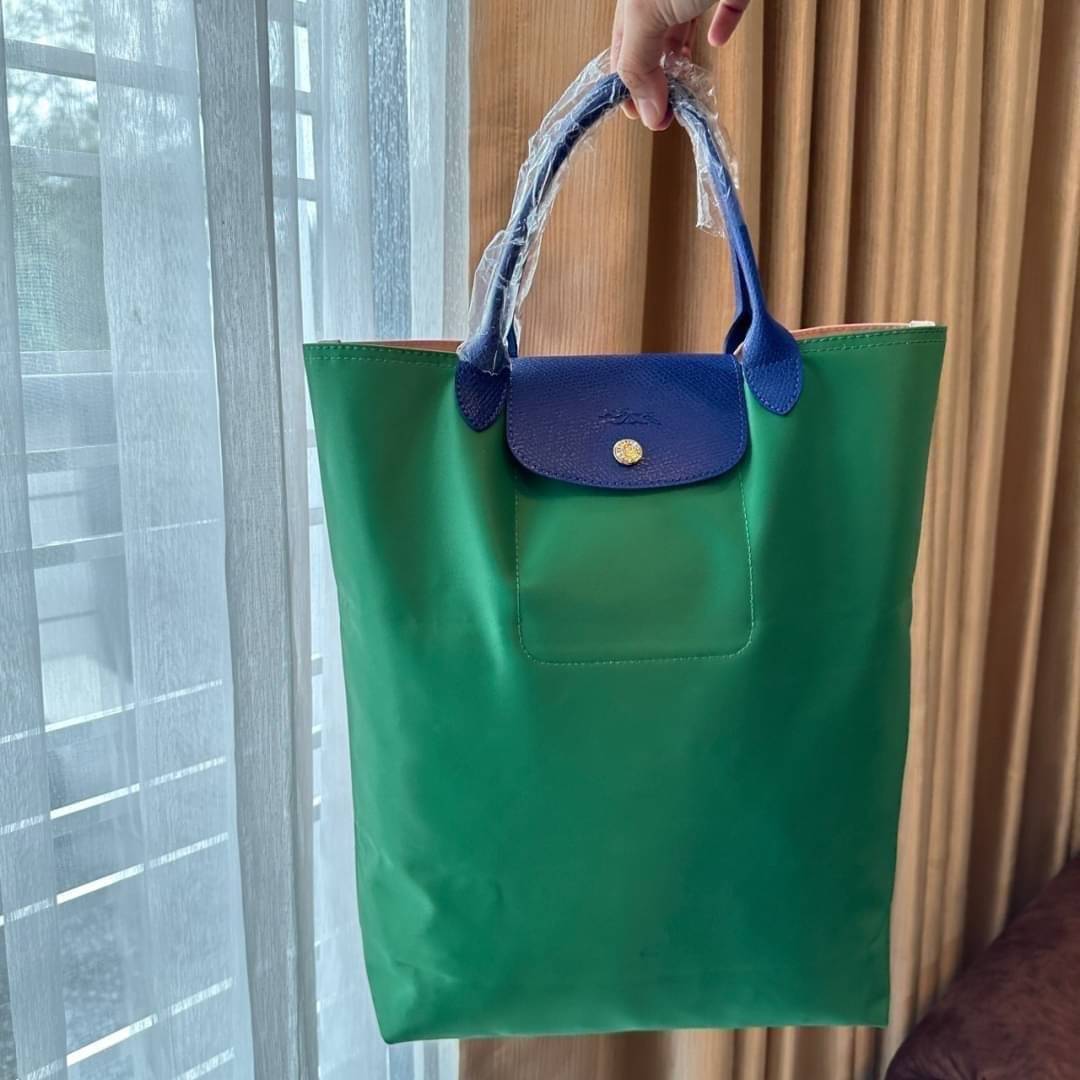 LONGCHAMP LE PLIAGE RE-PLAY TOP HANDLE BAG สินค้ารุ่นลิมิเต็ด collection สุดปัง ซื้อใบเดียวเหมือนได้2 ใบ กระเป๋าสะพายแนวตั้งที่กว้างขวาง มีเอกลักษณ์เฉพาะตัวแต่มีดีไซน์ที่น่าดึงดูด