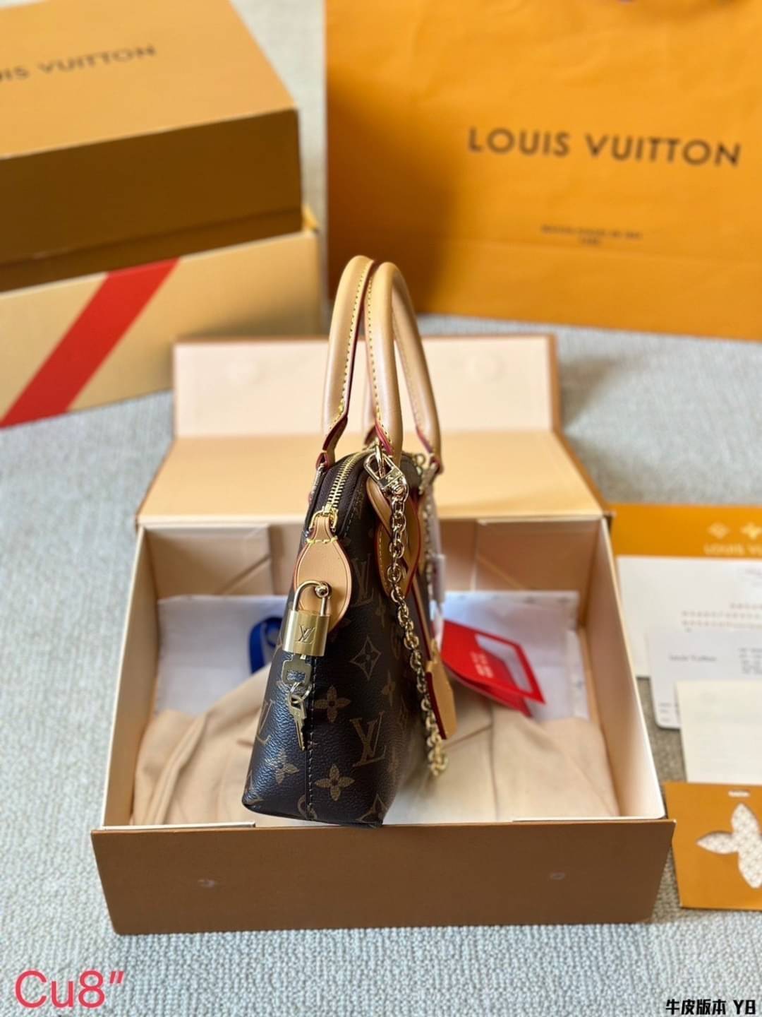 LV Lockit BB bag 19cm กระเป๋าทรงโท้ท ดีไซส์ดั้งเดิมด้านบนโค้งมนเป็นเอกลักษณ์สวยงามสะดุดตาลายโมโนแกรม ตอบโจทย์การใช้งาน พกพาได้หลายสไตล์สุดไอโคนิก