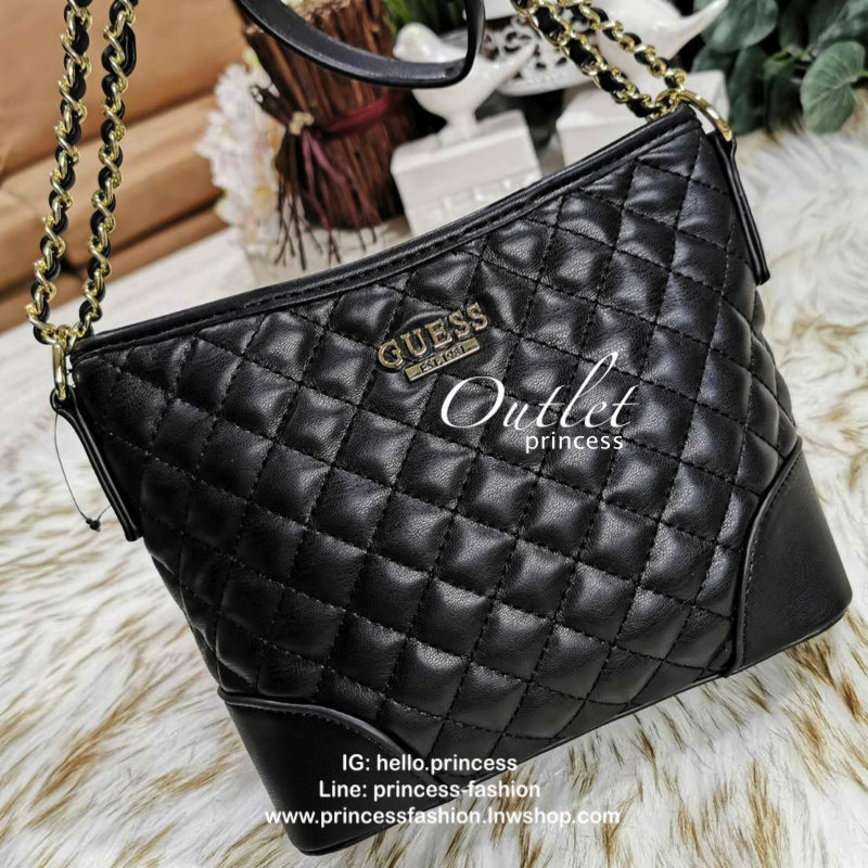 Guess Woman Factory Crossbody Bag กระเป๋าสะพายรุ่นใหม่ดีไซน์สวยหรูคลาสสิคจาก GUESS FACTORY วัสดุหนังเเกะสังเคราะห์เนื้อหนานิ่มลายตาราง เปิดปิดด้วยซิปสะดวกใช้ ด้านหน้ามีโลโก้ ภายในมีโลโก้ช่องใส่ของ และช่องซิป ใส่กระเป๋าสตางค์ใบยาว ของใช้ได้จุ มาพร้อมสายสะพ