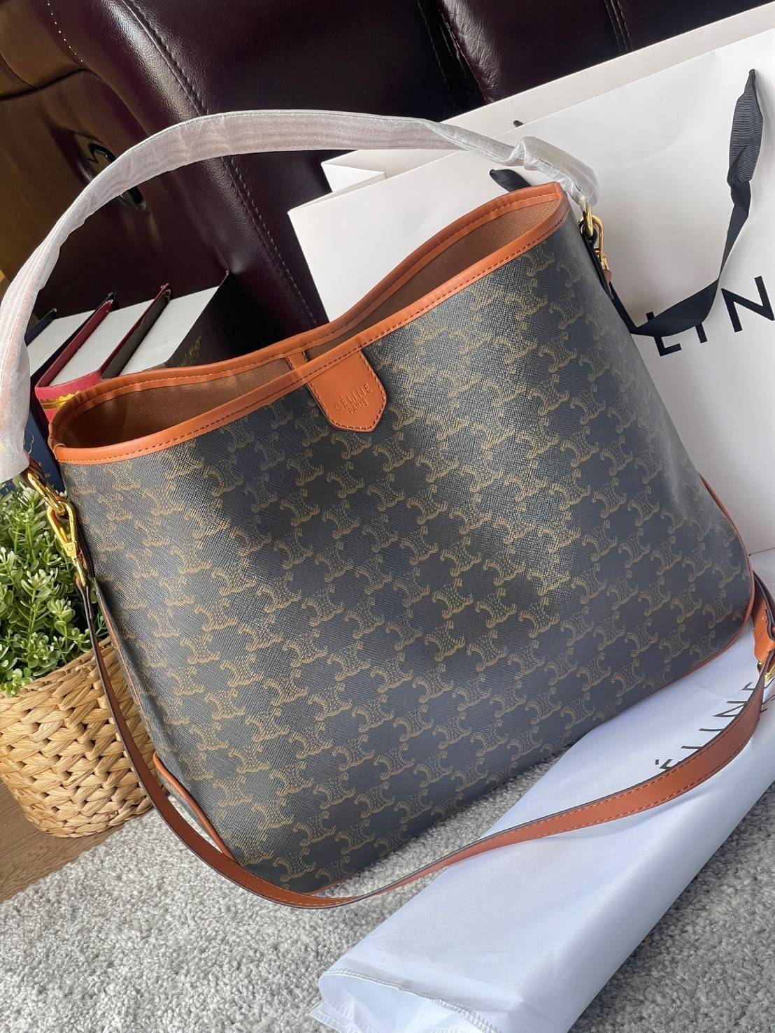 Celine Triomphe Large Shoulder Bag กระเป๋าสะพายรุ่นนี้ก็เป็นอีกหนึ่งใบที่คุ้มค่าคุ้มราคามากสำหรับสาวๆที่ชอบพกพาสิ่งของเยอะ เพราะมีฐานที่ขนาดกว้างเลยทีเดียว ด้วยดีไซน์กึ่งทางการ กึ่งลำลอง จึงใช้งานได้หลายโอกาส ลายtriompheที่โดดเด่นเป็นเอกลักษณ์ หรูหราดูแพง