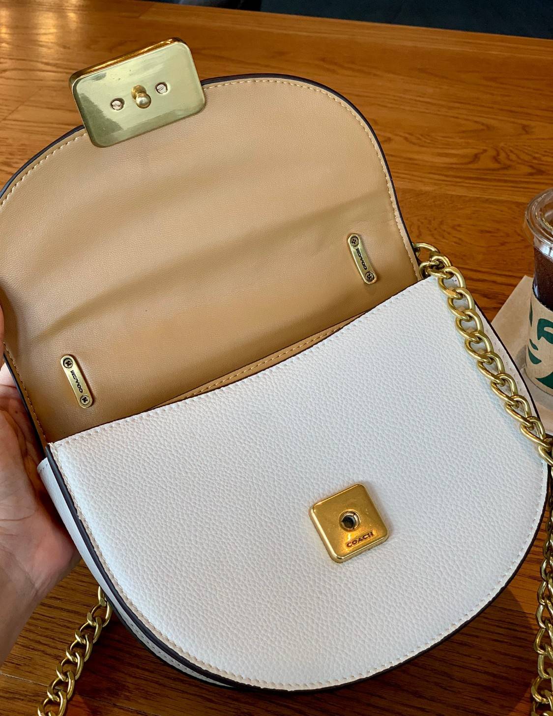 COACH ALIE SADDLE BAG JACQUARD IN SIGNATURE ((C4694//C3464)) พร้อมส่งที่ไทย รุ่นใหม่ล่าสุดค่ะ! กระเป๋าสะพายข้าง//ครอสบอดี้ร์//หรือทบสายคู่สะพายไหล่ได้ค่ะ วัสดุJacquard+หนังแท้ ได้สวยงามลงตัวมากๆ เปิดปิดกระเป๋าแบบกดล็อค มีอะไหล่โลโก้แบรนด์โดดเด่นปนคลาสสิค